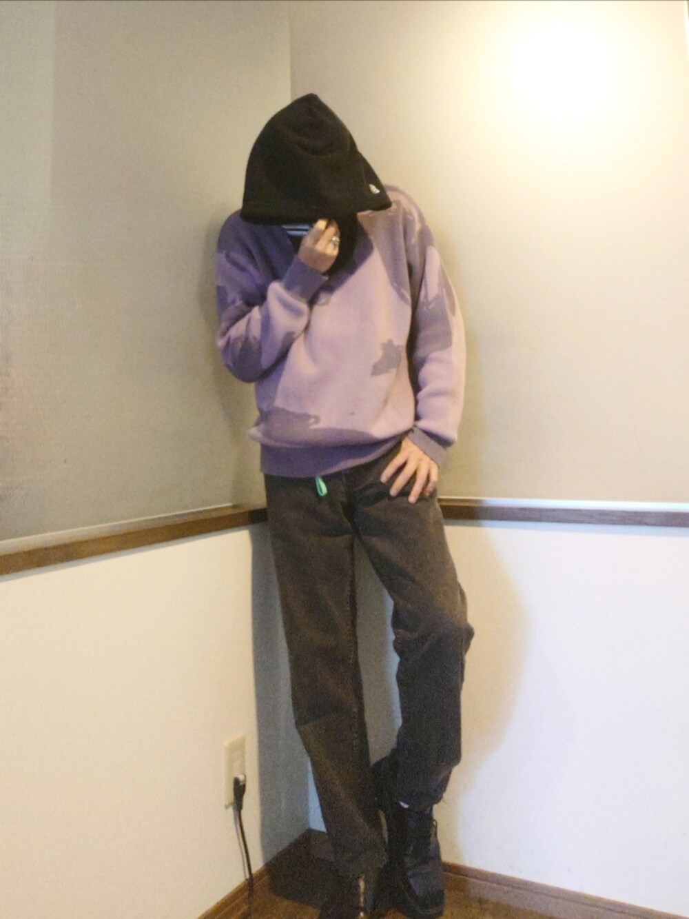 ブラック系のデニムパンツ、パープル系のニット/セーター、ブラック系のドレスシューズを着用したメンズの秋コーディネートの2枚目の写真