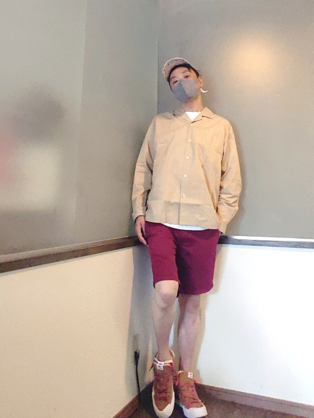 ベージュ系のシャツ/ブラウス、レッド系のパンツ、ブラウン系のスニーカーを着用したメンズの夏コーディネートの2枚目の写真