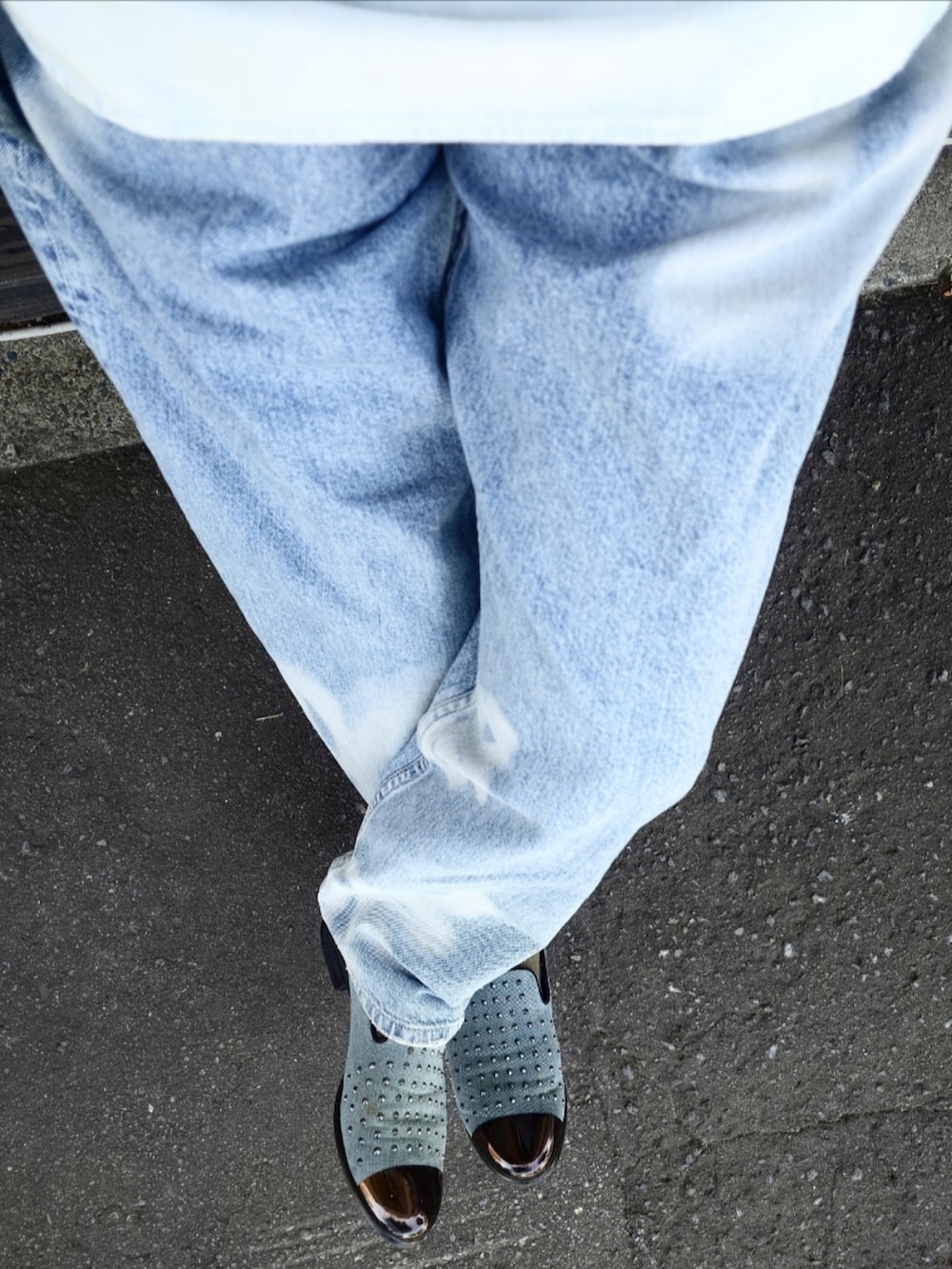 ブルー系のカーディガン/ボレロ、ブルー系のシャツ/ブラウス、ホワイト系のTシャツ/カットソーを着用したメンズの夏コーディネートの2枚目の写真