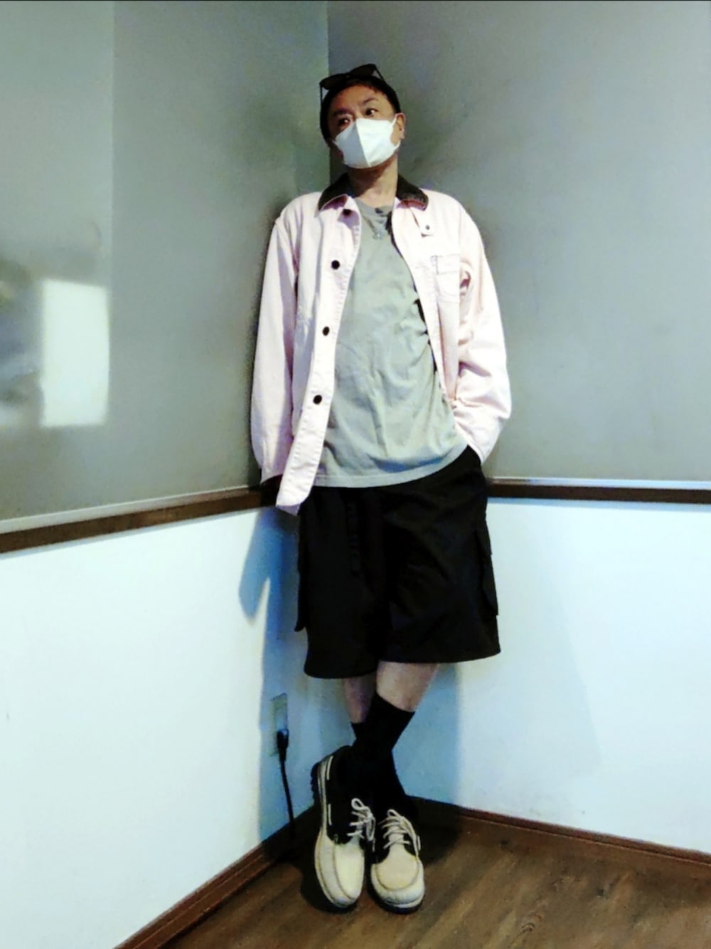 ピンク系のその他アウター、グレー系のTシャツ/カットソー、ブラック系のカーゴパンツを着用したメンズの春コーディネートの2枚目の写真