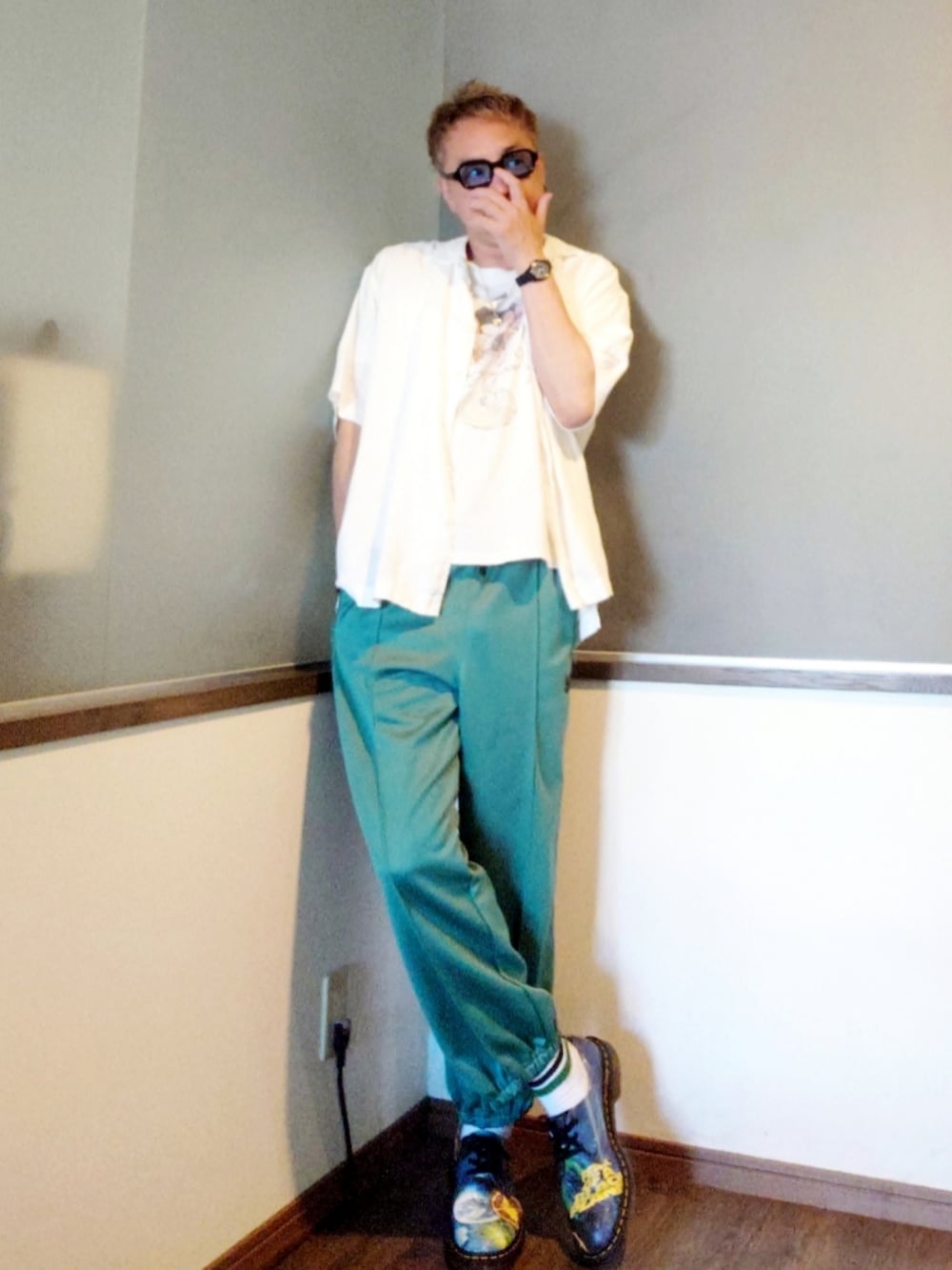 グリーン系のその他パンツ、ホワイト系のTシャツ/カットソー、ブルー系のシューズを着用したメンズの夏コーディネートの3枚目の写真