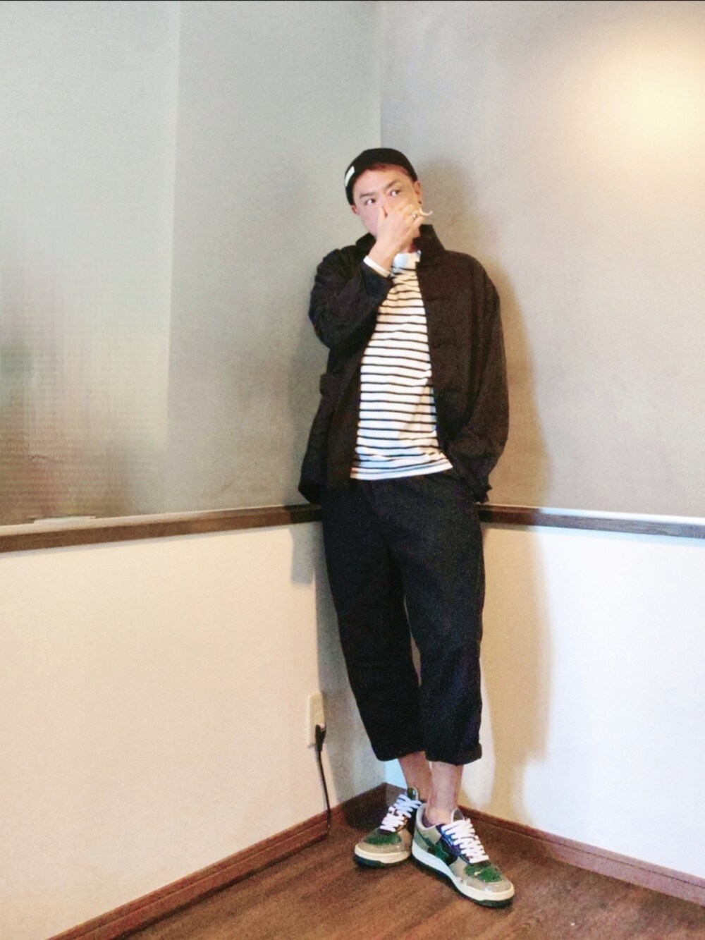 ブラック系のシャツ/ブラウス、ホワイト系のTシャツ/カットソー、グリーン系のスニーカーを着用したメンズの秋コーディネートの2枚目の写真