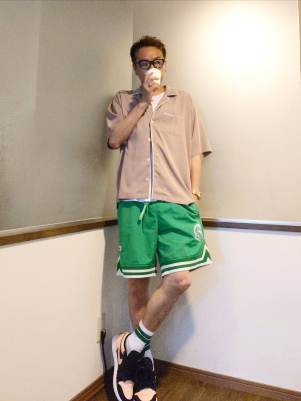 グリーン系のその他パンツ、ピンク系のシャツ/ブラウス、ピンク系のスニーカーを着用したメンズの夏コーディネートの2枚目の写真