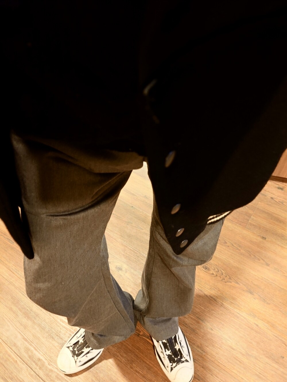 ブラック系のテーラードジャケット、グレー系のチノパンツ、ホワイト系のスニーカーを着用したメンズの秋コーディネートの3枚目の写真