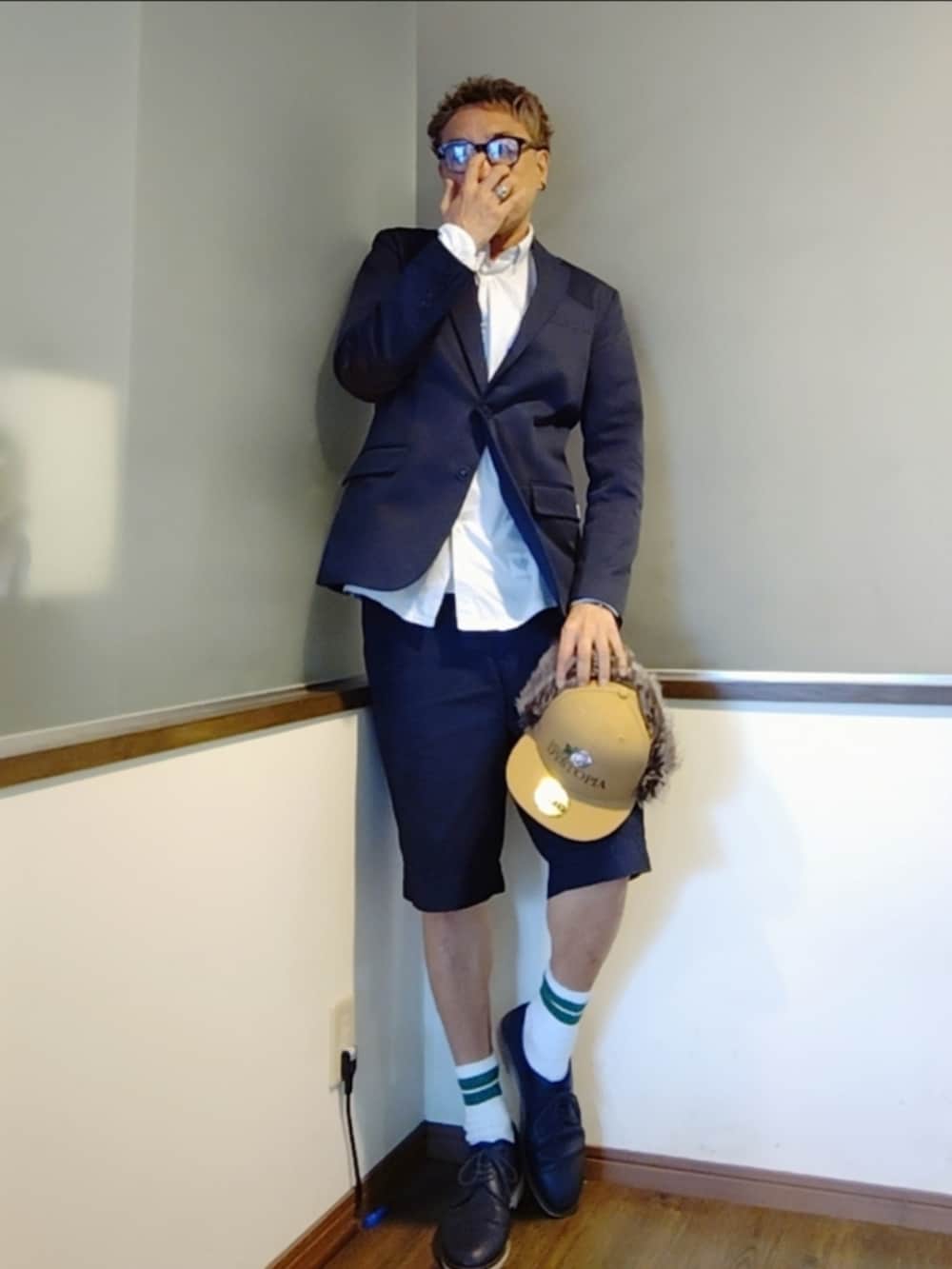 ブルー系のテーラードジャケット、ブルー系のチノパンツ、ブルー系のブーツを着用したメンズの夏コーディネートの3枚目の写真