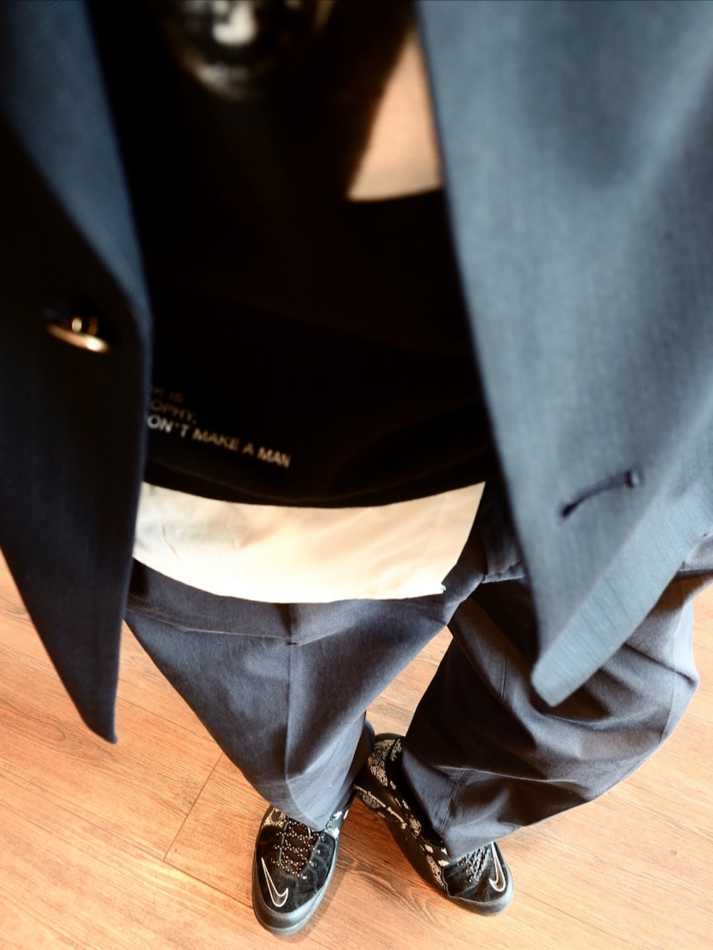 ブラック系のスウェット、ブルー系のその他アウター、グレー系のスラックスを着用したメンズの秋コーディネートの5枚目の写真