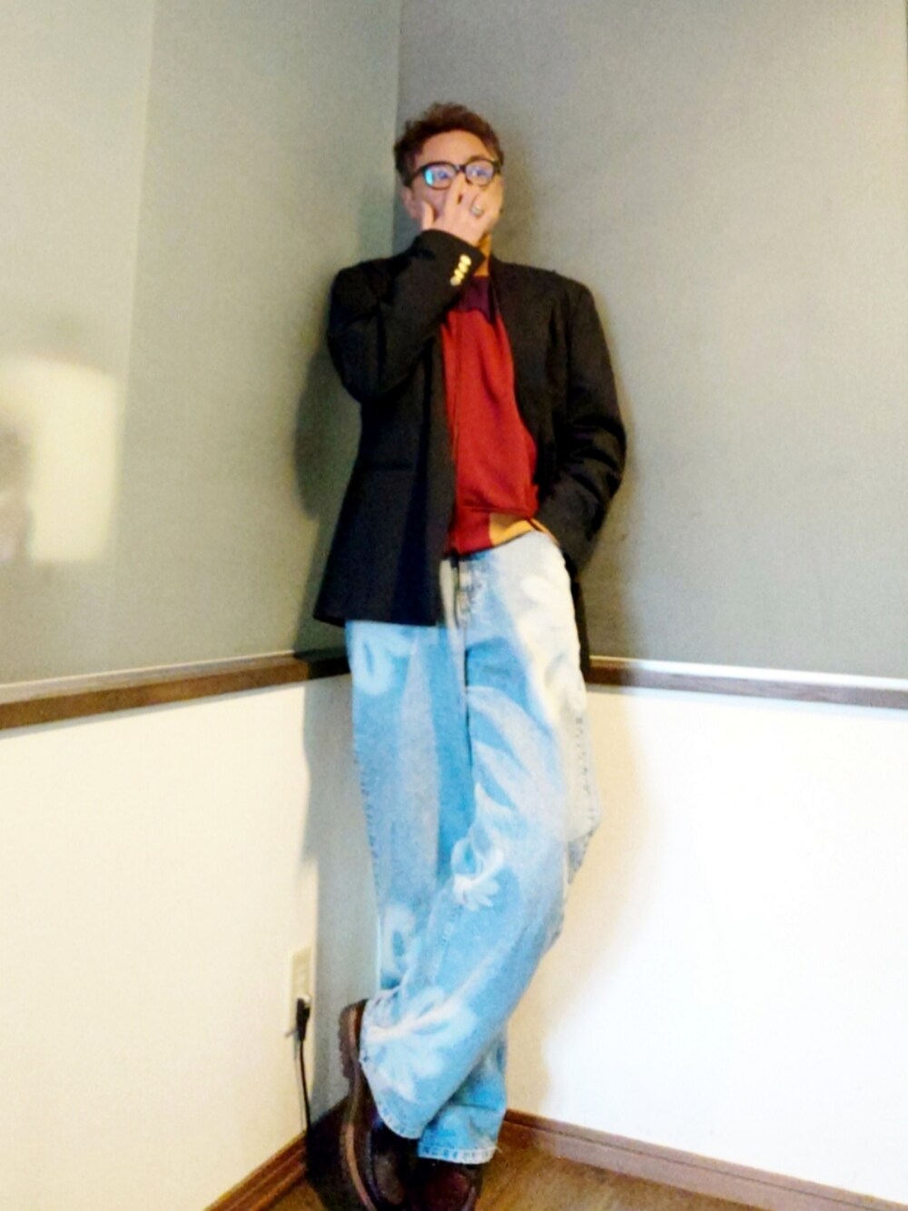 レッド系のその他アウター、ブルー系のデニムパンツ、ブラウン系のモカシン/デッキシューズを着用したメンズの春コーディネートの2枚目の写真