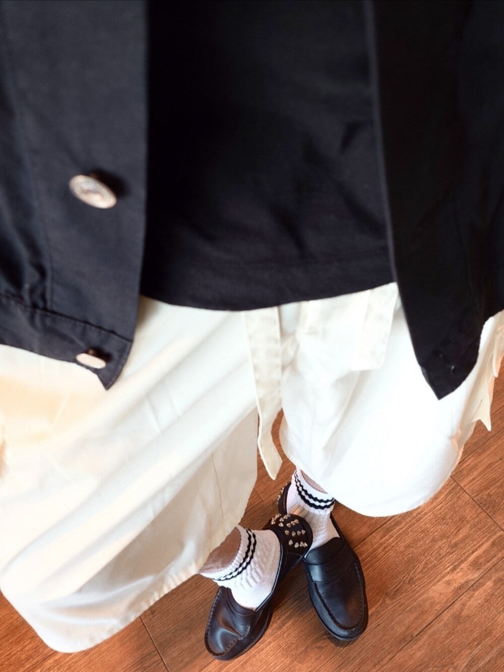 ブラック系のシャツ/ブラウス、イエロー系のカーゴパンツ、ブラック系のローファーを着用したメンズの夏コーディネートの2枚目の写真