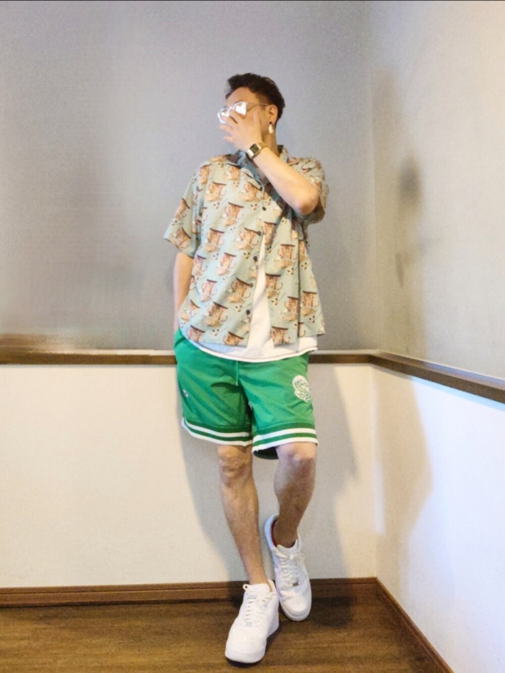 グリーン系のその他パンツ、グリーン系のシャツ/ブラウス、ホワイト系のスニーカーを着用したメンズの夏コーディネートの2枚目の写真