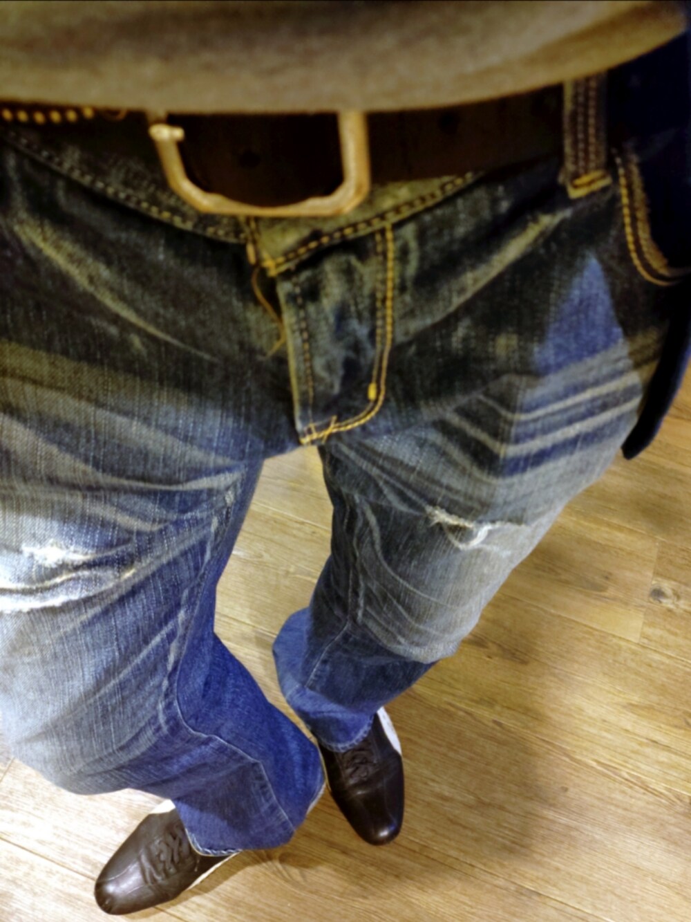 ブルー系のテーラードジャケット、グレー系のパーカー、ブルー系のデニムパンツを着用したメンズの秋コーディネートの3枚目の写真