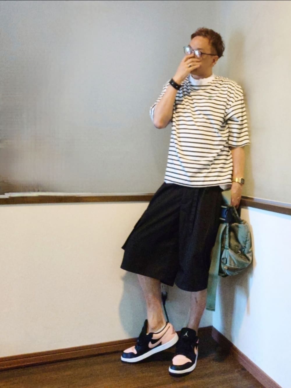 ホワイト系のTシャツ/カットソー、ブラック系のカーゴパンツ、グリーン系のボディバッグ/ウエストポーチを着用したメンズの夏コーディネートの2枚目の写真