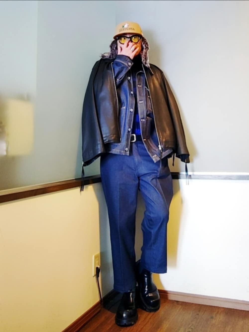 ブラック系のブルゾン、ブルー系のデニムジャケット、ブルー系のシャツ/ブラウスを着用したメンズの冬コーディネートの2枚目の写真