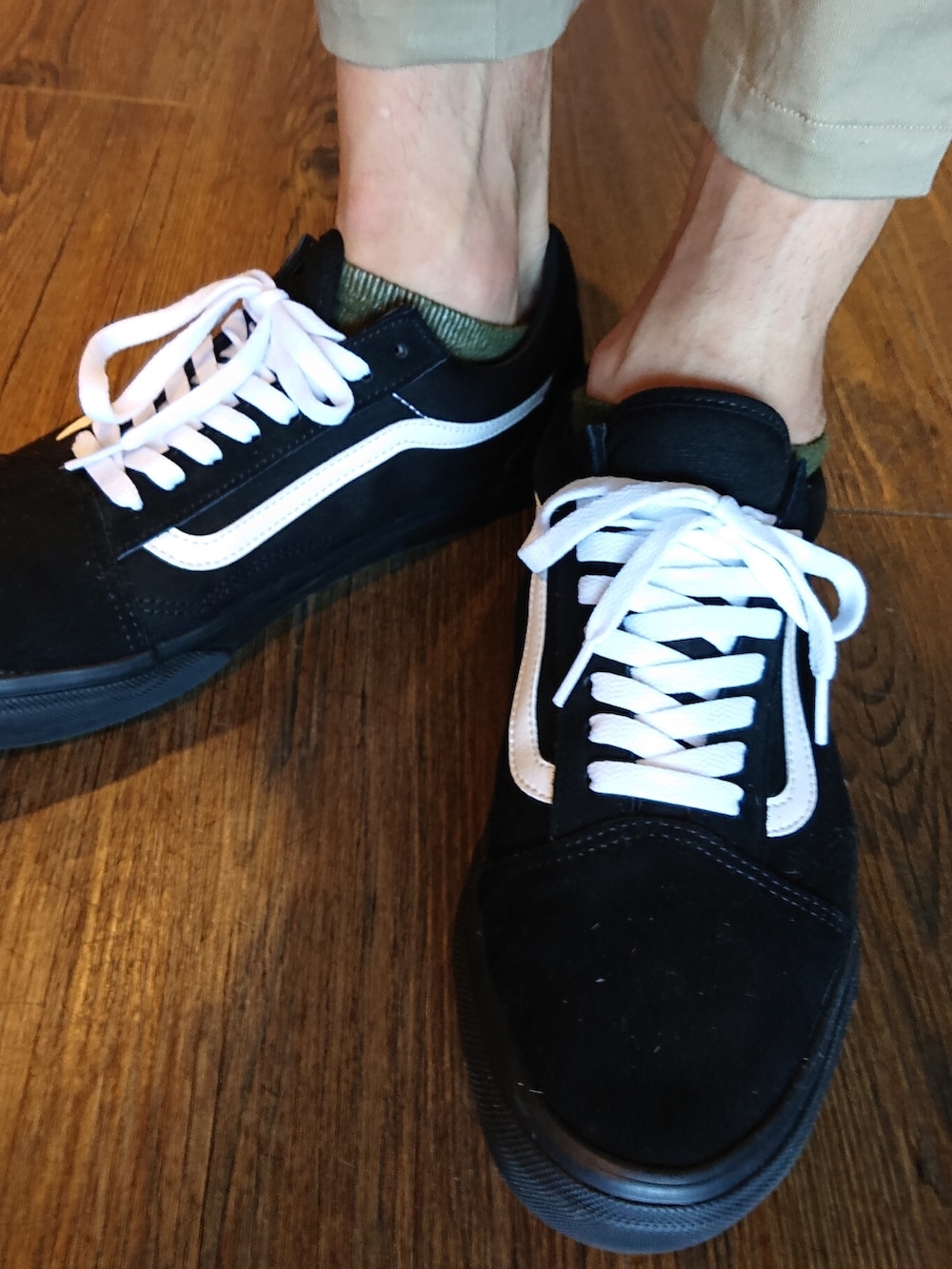 ベージュ系のチノパンツ、ブラック系のシャツ/ブラウス、ブラック系のスニーカーを着用したメンズの夏コーディネートの4枚目の写真