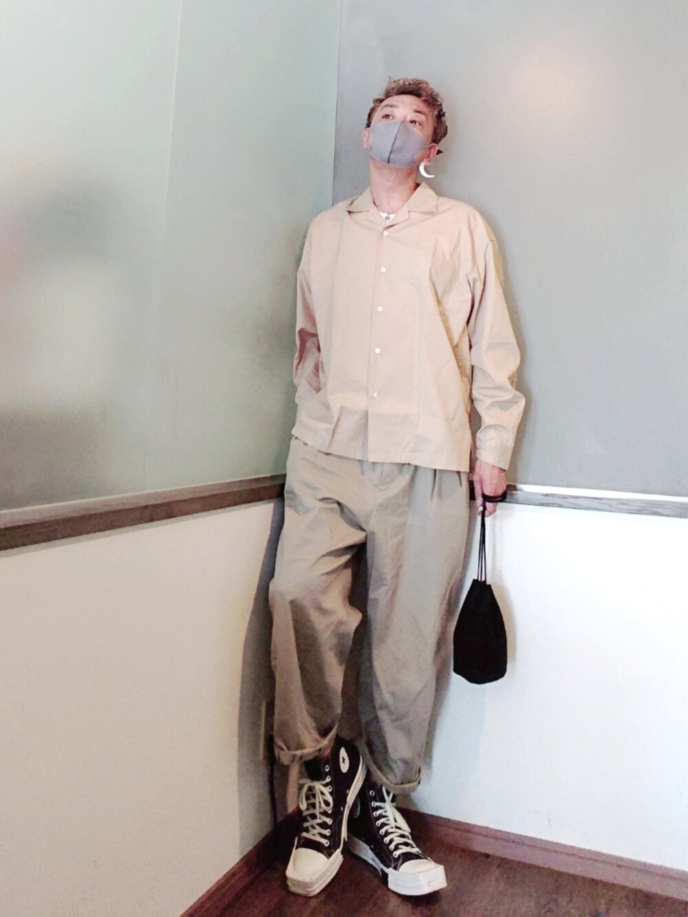 ベージュ系のシャツ/ブラウス、ホワイト系のTシャツ/カットソー、ブラック系のショルダーバッグを着用したメンズの夏コーディネートの2枚目の写真