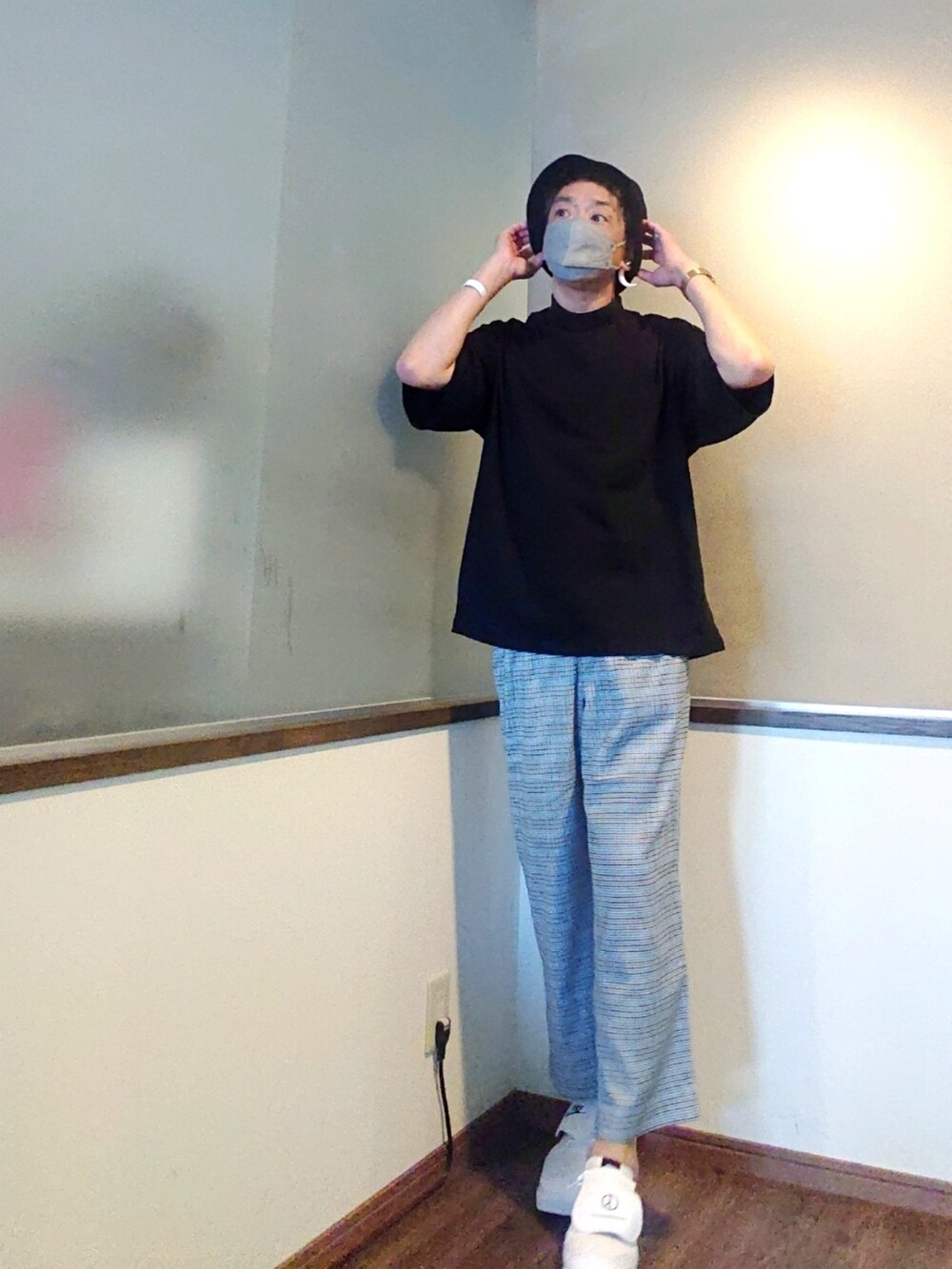 ブラック系のTシャツ/カットソー、ホワイト系のショルダーバッグ、ブラウン系のスラックスを着用したメンズの夏コーディネートの2枚目の写真