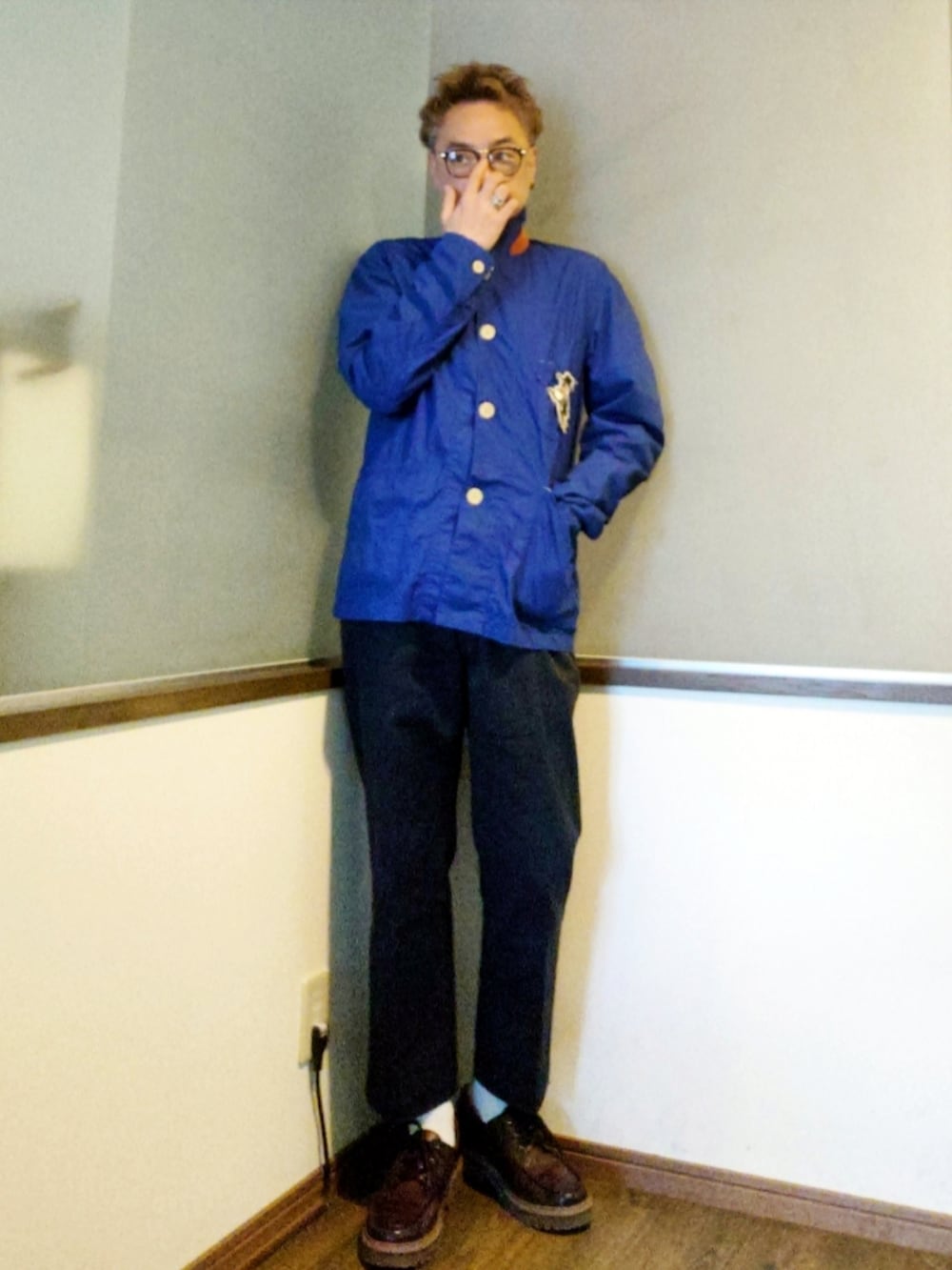 ブルー系のカバーオール、ホワイト系のシャツ/ブラウス、ブルー系のチノパンツを着用したメンズの夏コーディネートの3枚目の写真