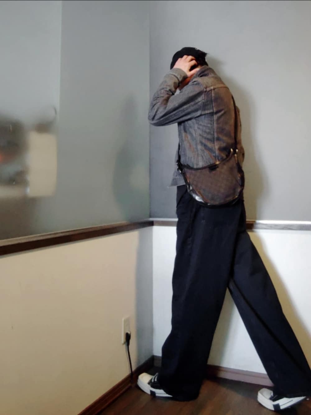 ブラック系のデニムジャケット、ブラック系のショルダーバッグ、ブラック系のデニムパンツを着用したメンズの春コーディネートの3枚目の写真