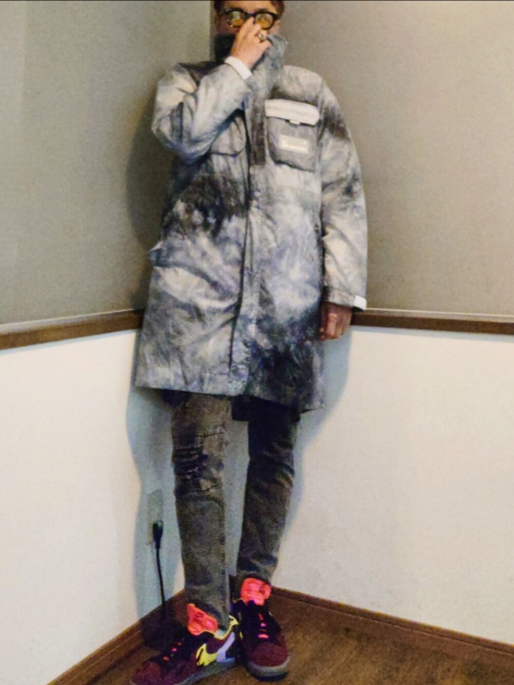 ホワイト系のその他アウター、ブラック系のデニムパンツ、レッド系のスニーカーを着用したメンズの秋コーディネートの2枚目の写真