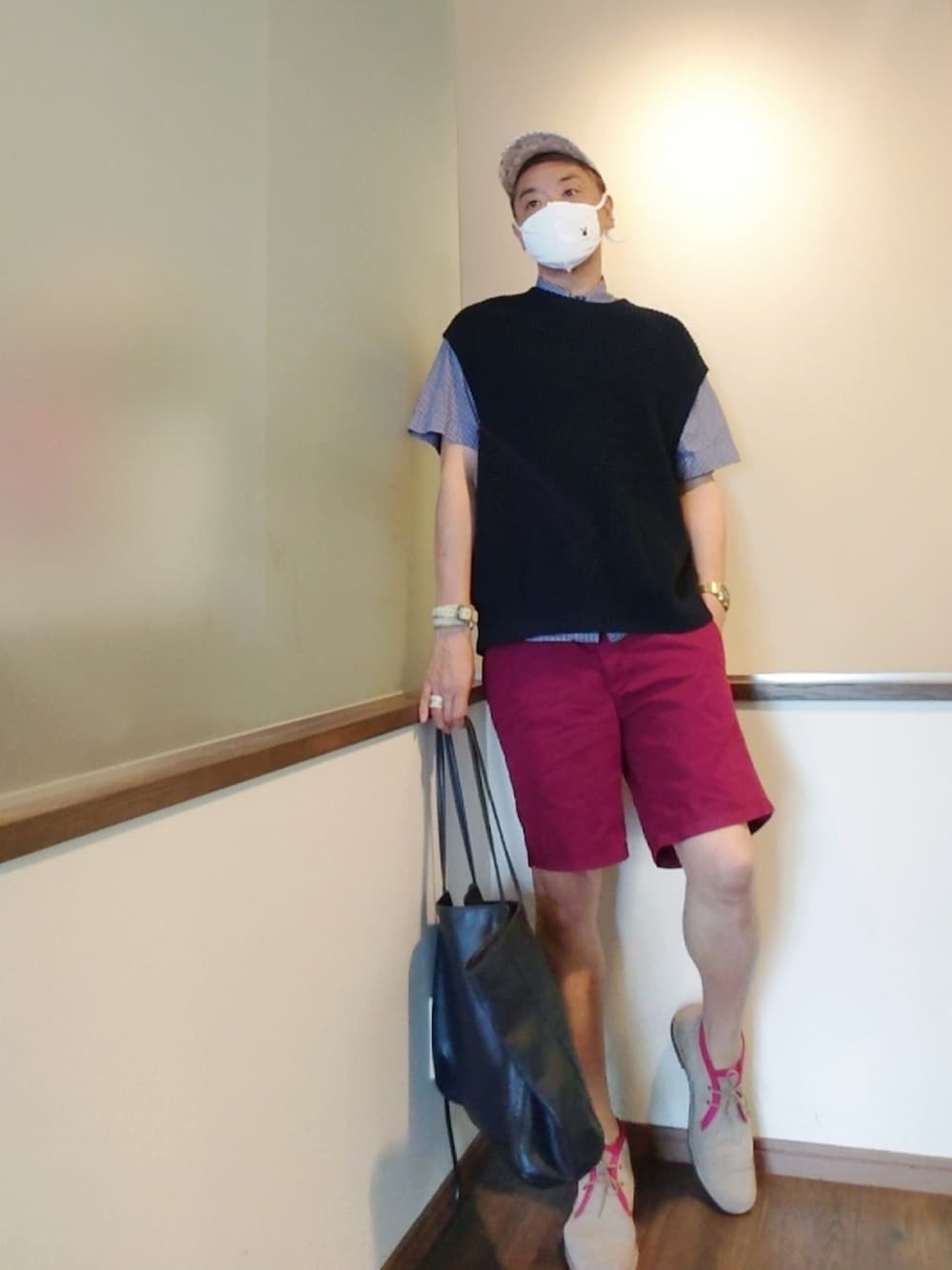 ブルー系のシャツ/ブラウス、ブルー系のベスト、ブルー系のトートバッグを着用したメンズの夏コーディネートの2枚目の写真