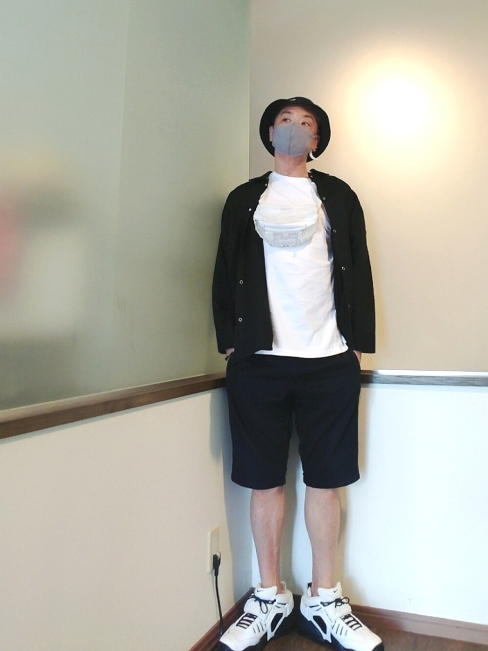 ホワイト系のボディバッグ/ウエストポーチ、ブラック系のシャツ/ブラウス、ブラック系のパンツを着用したメンズの夏コーディネートの2枚目の写真