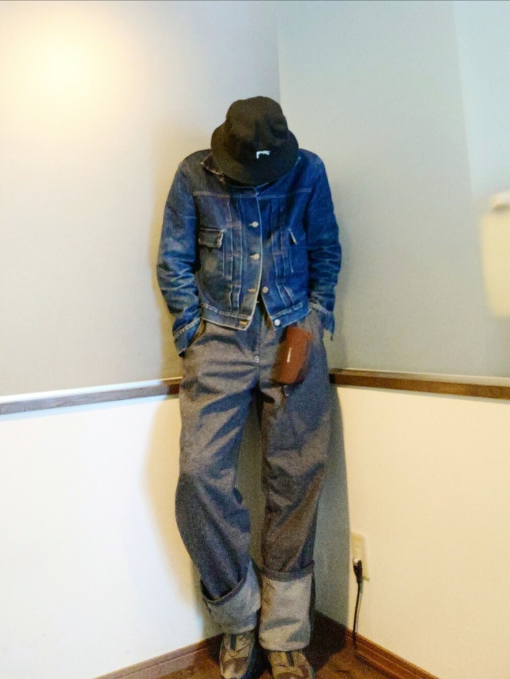 ブルー系のデニムジャケット、ベージュ系のダウンジャケット/コート、ブルー系のデニムパンツを着用したメンズの冬コーディネートの3枚目の写真