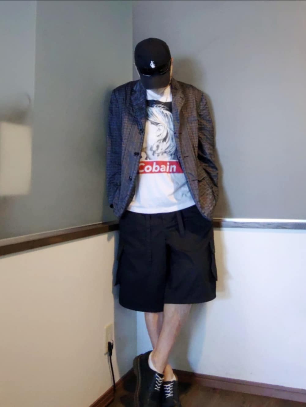 シルバー系のテーラードジャケット、ホワイト系のTシャツ/カットソー、ブラック系のドレスシューズを着用したメンズの夏コーディネートの3枚目の写真