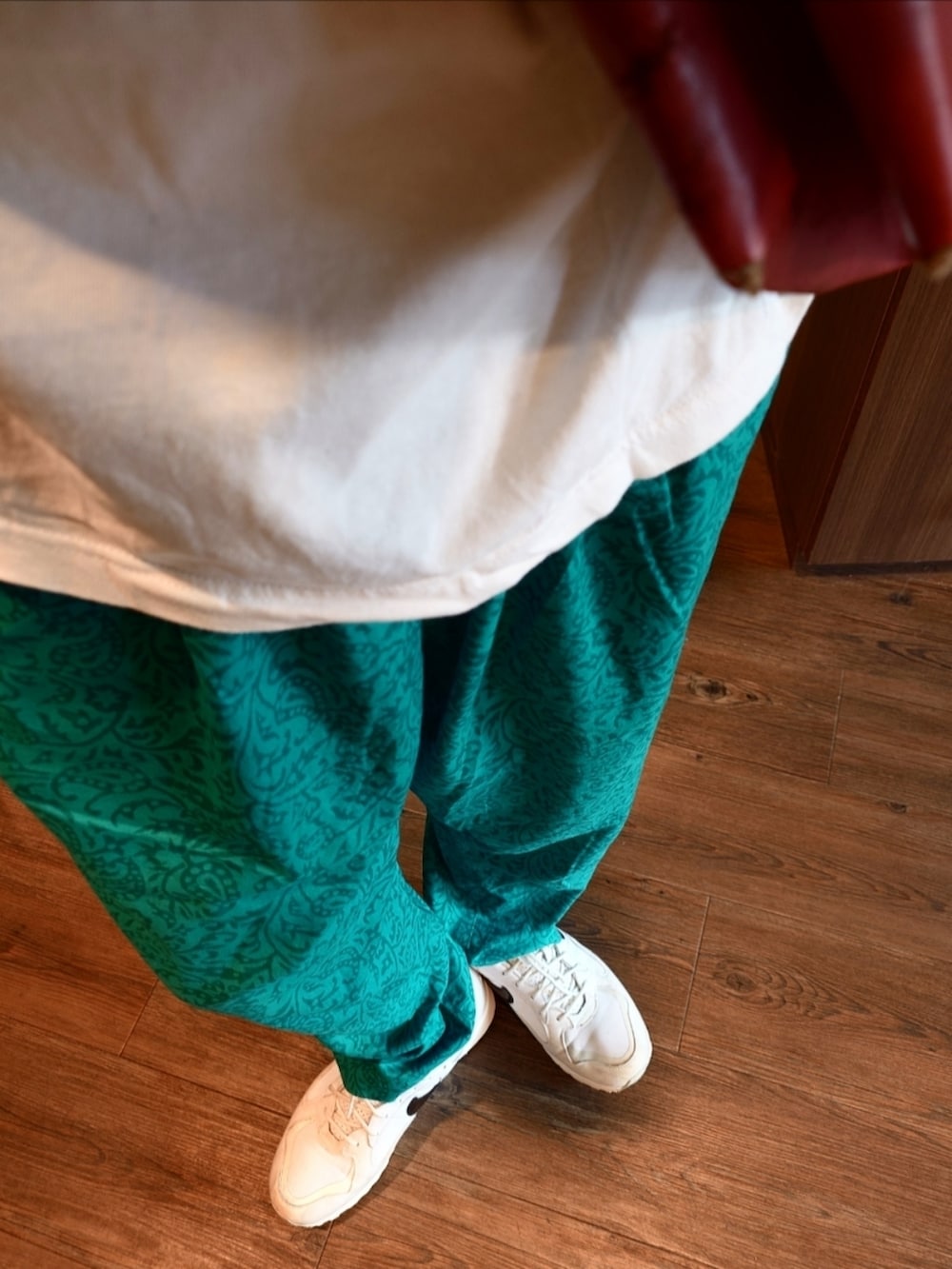 ホワイト系のTシャツ/カットソー、ピンク系のメッセンジャーバッグ、グリーン系のその他パンツを着用したメンズの夏コーディネートの3枚目の写真