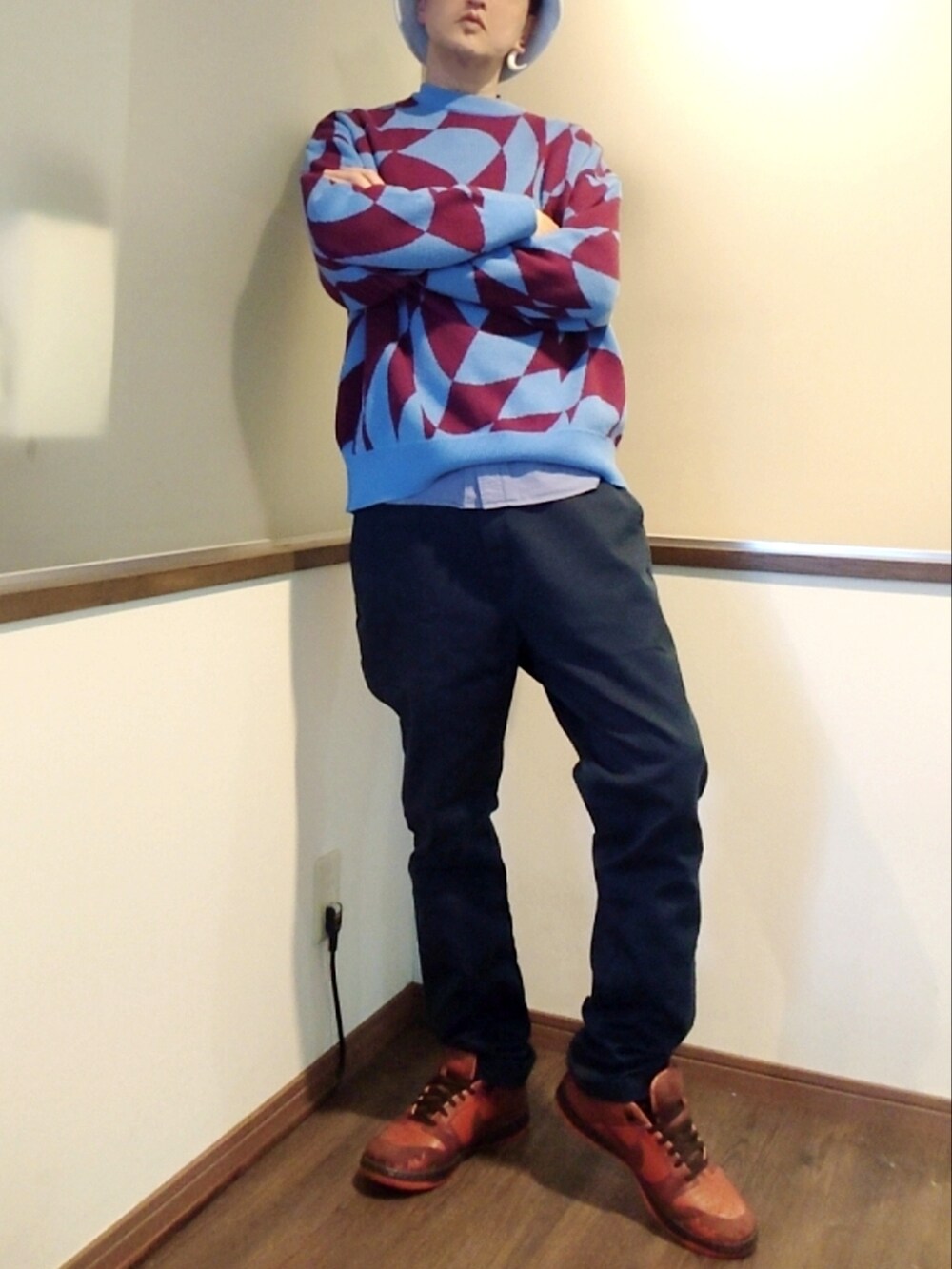 ブルー系のニット/セーター、ブルー系のシャツ/ブラウス、ブルー系のパンツを着用したメンズの春コーディネートの2枚目の写真
