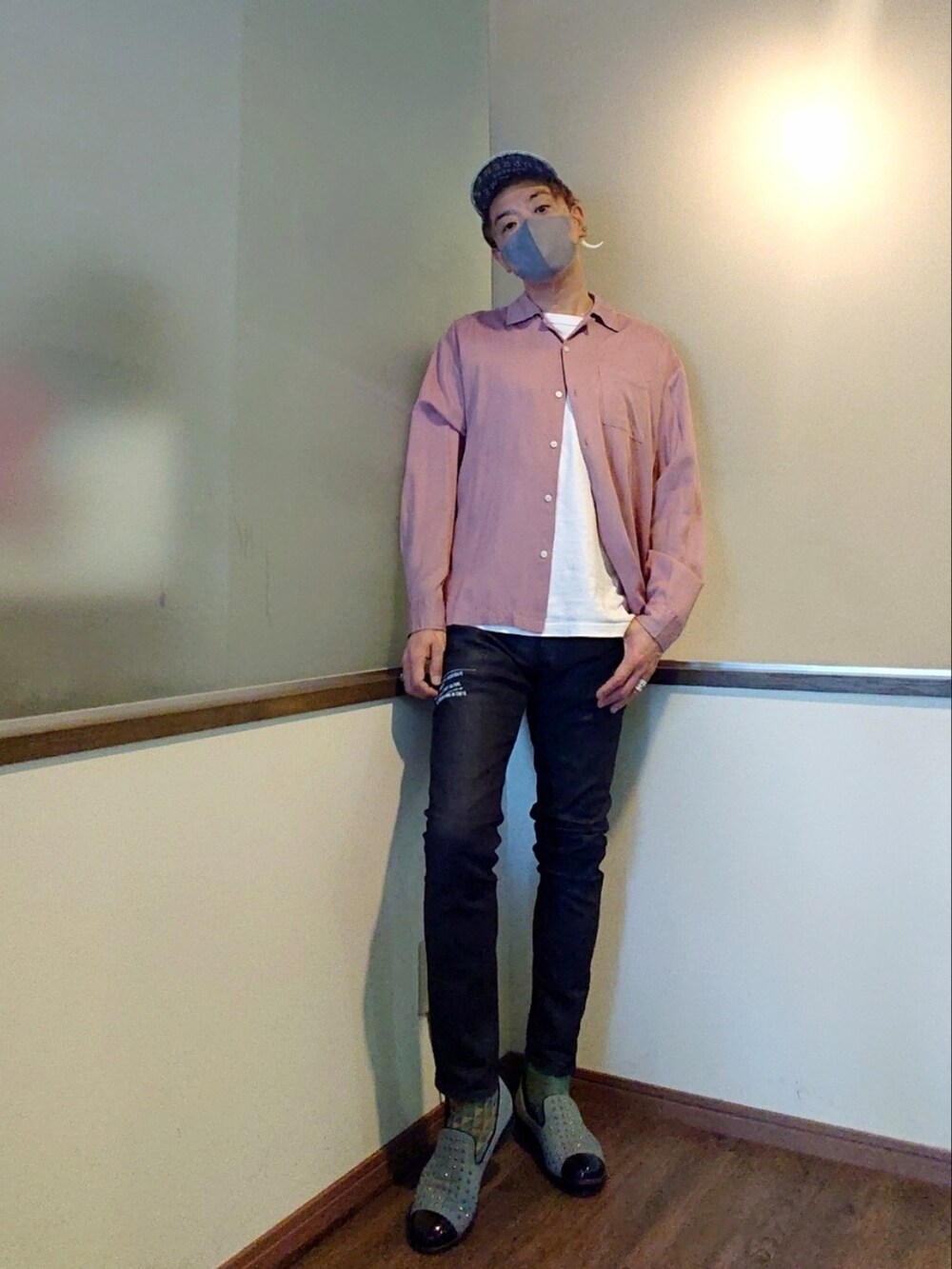 ピンク系のシャツ/ブラウス、ブルー系のトートバッグ、ブルー系のデニムパンツを着用したメンズの春コーディネートの2枚目の写真