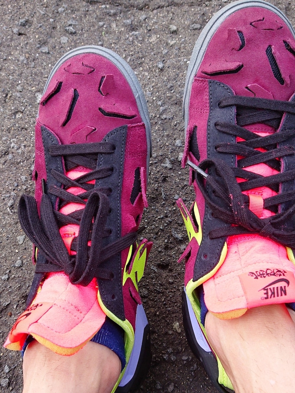 ブラック系のベスト、グレー系のスラックス、レッド系のスニーカーを着用したメンズの秋コーディネートの2枚目の写真