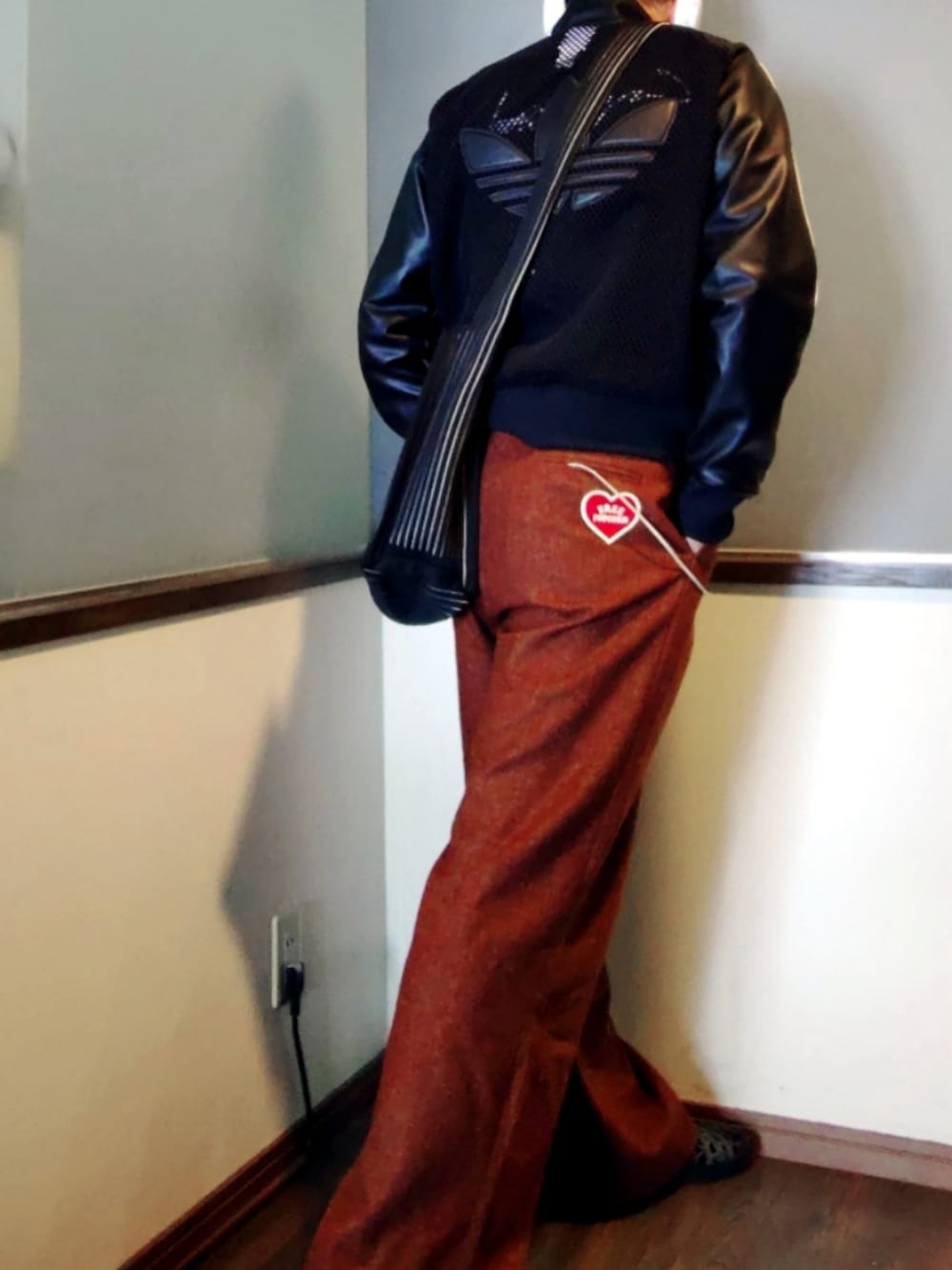 ブラック系のジャージ、ブラウン系のパンツ、ブラック系のニット/セーターを着用したメンズの春コーディネートの4枚目の写真