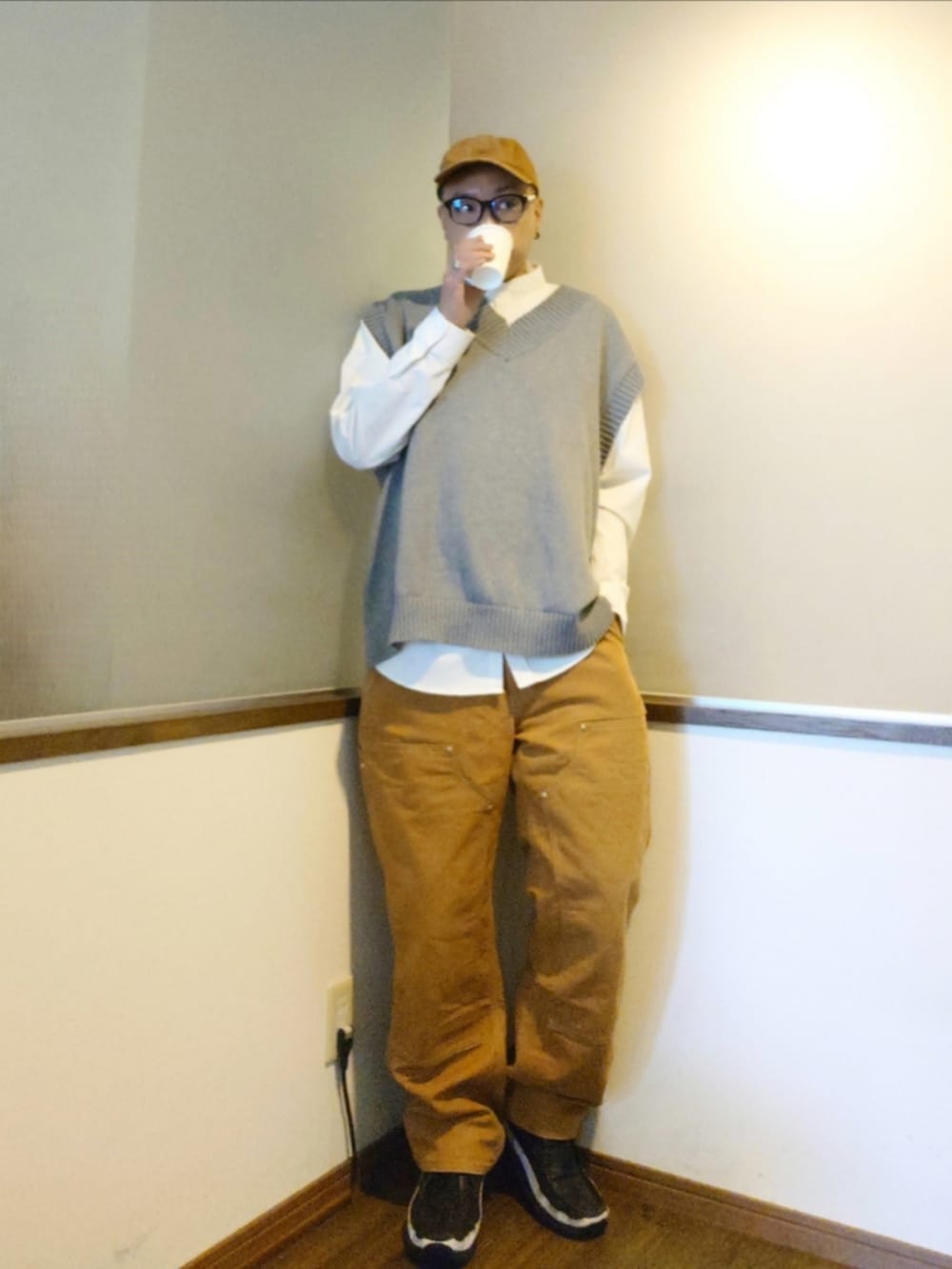 ブラウン系のその他パンツ、ブラック系のブーツ、グレー系のベストを着用したメンズの秋コーディネートの2枚目の写真