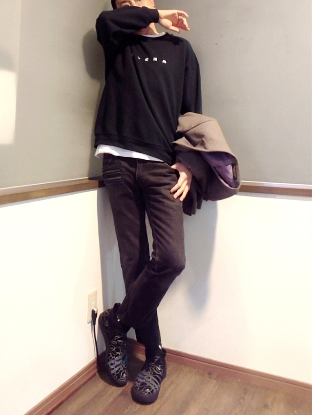 ブラック系のスウェット、その他のテーラードジャケット、ブラック系のスニーカーを着用したメンズの春コーディネートの2枚目の写真