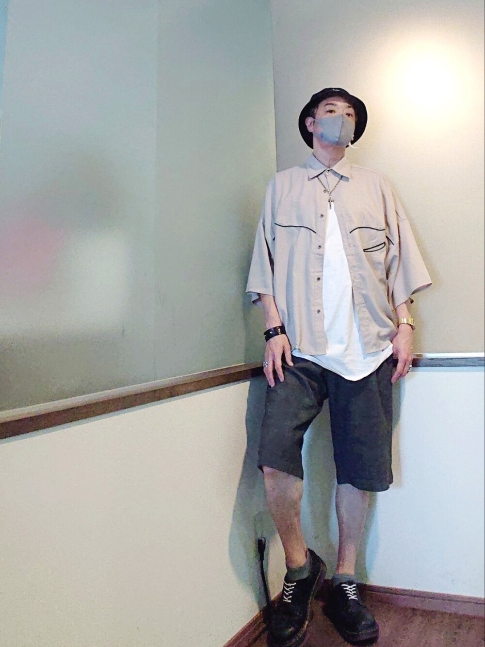 ベージュ系のシャツ/ブラウス、ブラック系のテーラードジャケット、グレー系のスラックスを着用したメンズの春コーディネートの2枚目の写真