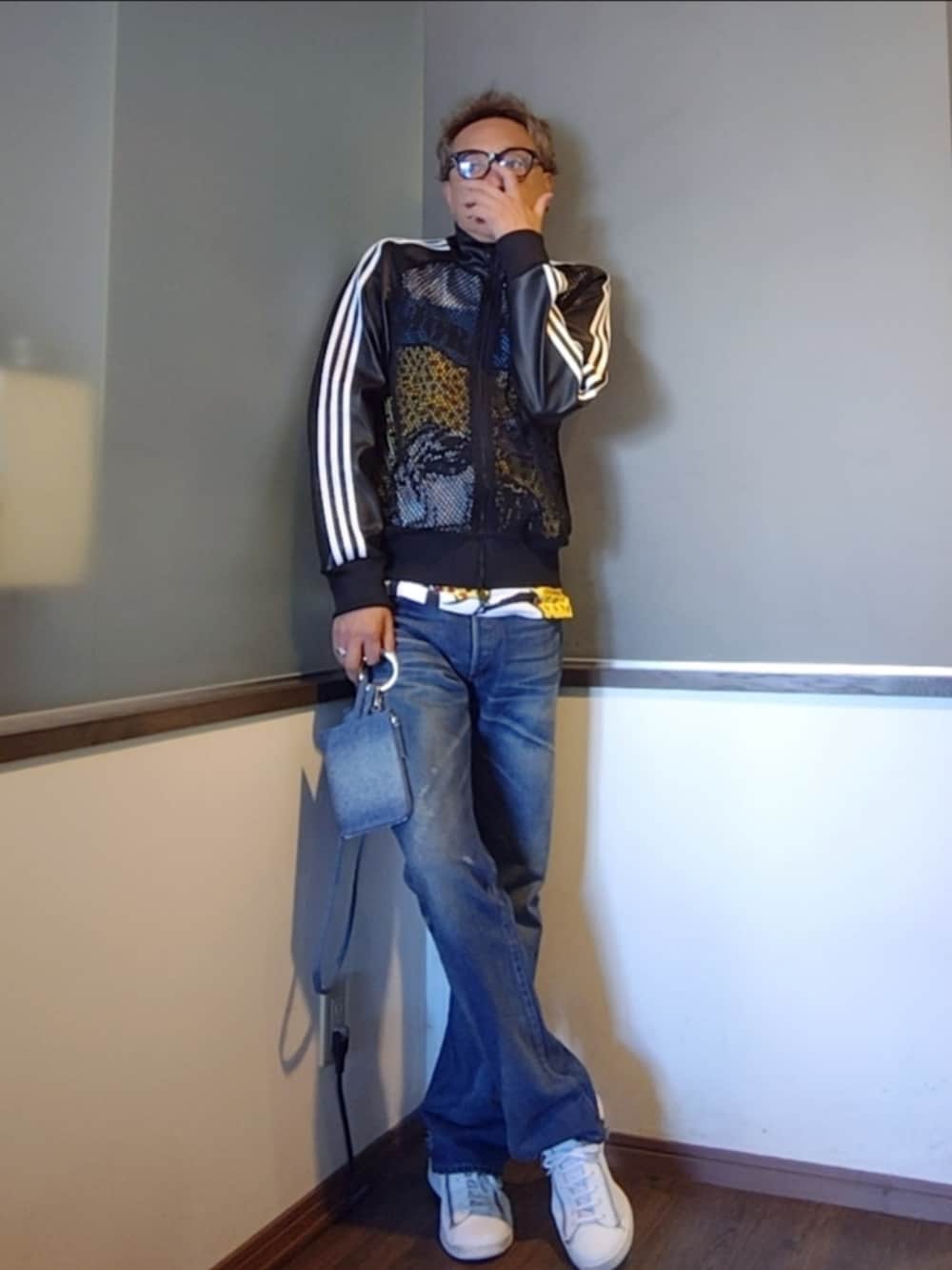 ブラック系のジャージ、ホワイト系のTシャツ/カットソー、ブルー系のショルダーバッグを着用したメンズの秋コーディネートの3枚目の写真