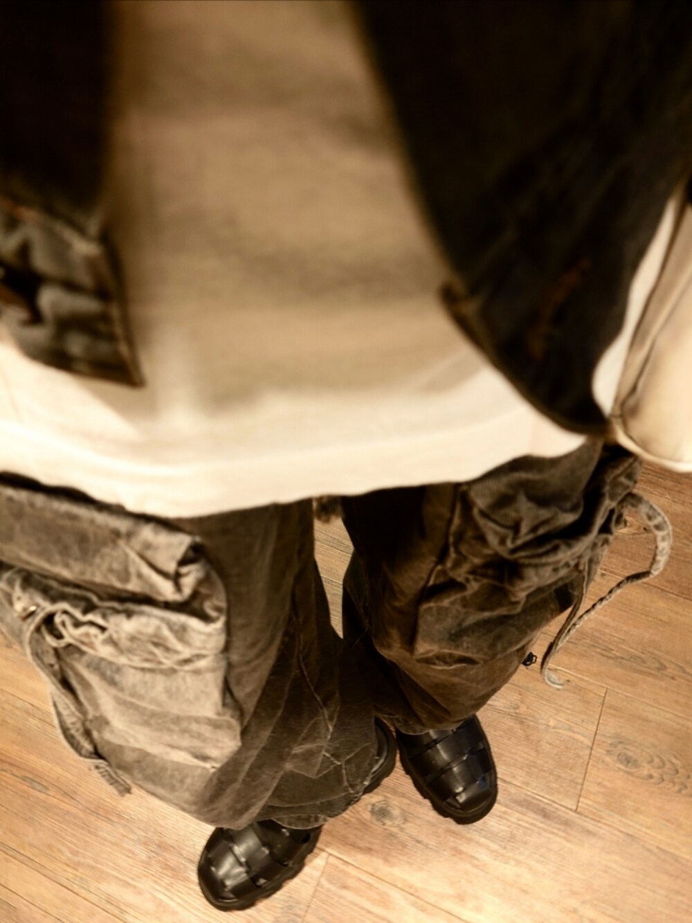 ブラック系のカーゴパンツ、ブラック系のデニムジャケット、ホワイト系のTシャツ/カットソーを着用したメンズの秋コーディネートの2枚目の写真