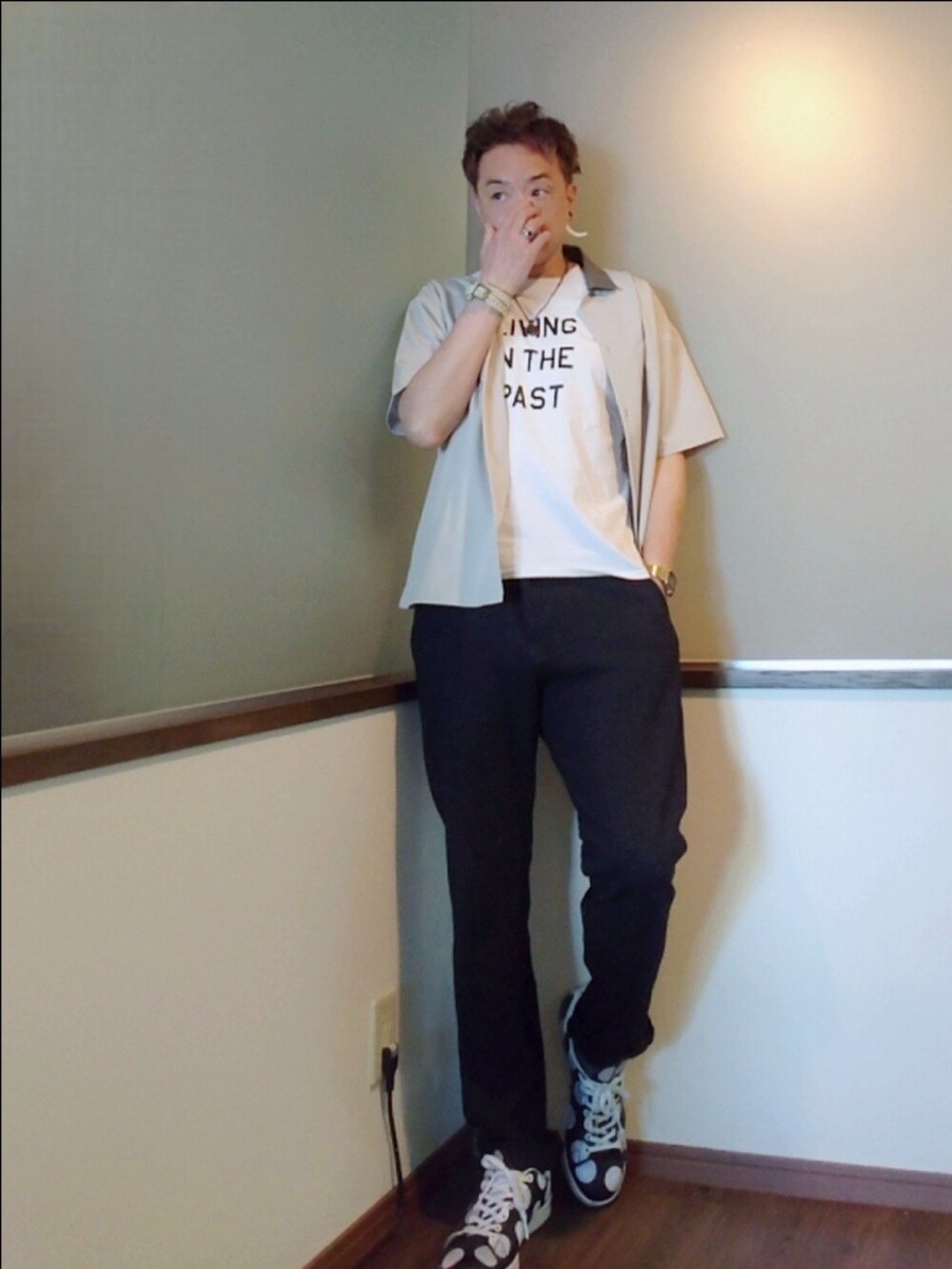 ホワイト系のTシャツ/カットソー、グレー系のシャツ/ブラウス、ブラック系のスニーカーを着用したメンズの夏コーディネートの2枚目の写真