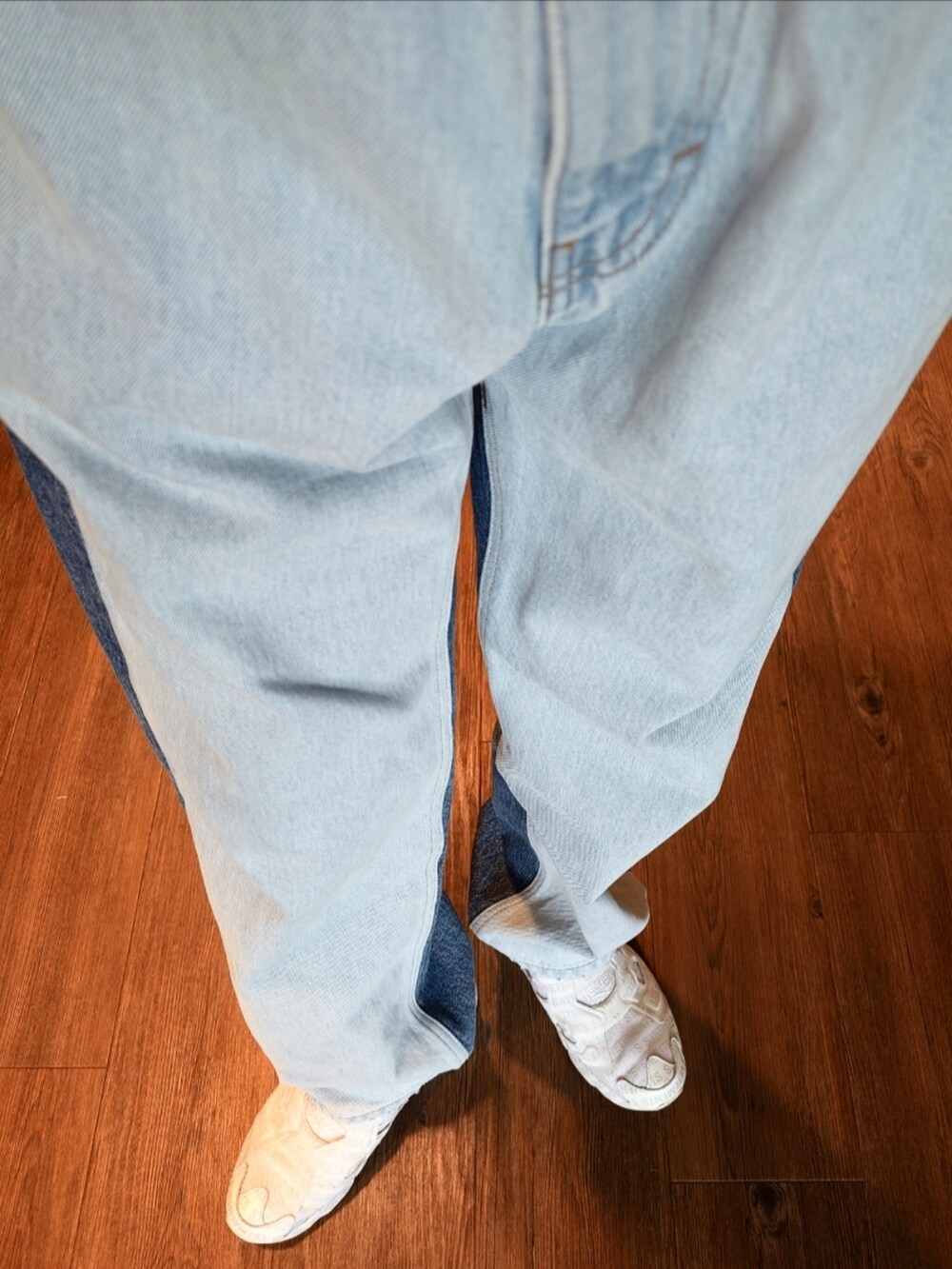 ブルー系のデニムパンツ、ブラック系のTシャツ/カットソー、ホワイト系のスニーカーを着用したメンズの夏コーディネートの2枚目の写真