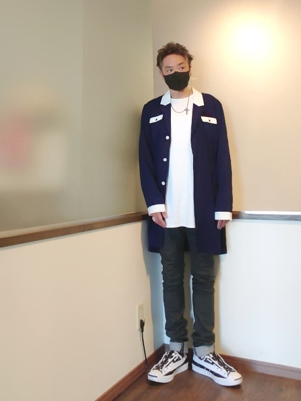 ブルー系のシャツ/ブラウス、グレー系のデニムパンツ、ホワイト系のスニーカーを着用したメンズの夏コーディネートの2枚目の写真