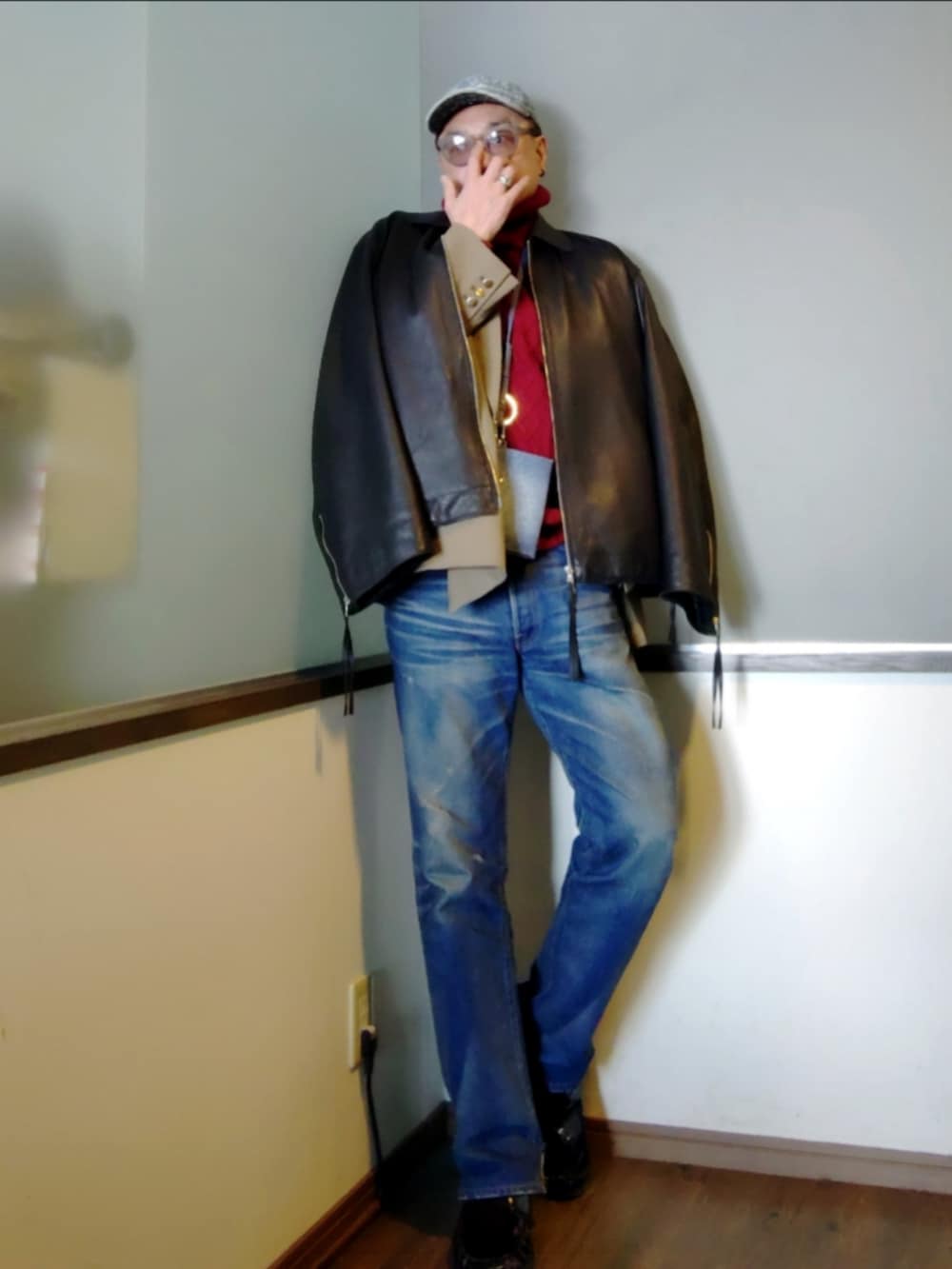 ブラック系のブルゾン、その他のテーラードジャケット、ブルー系のデニムパンツを着用したメンズの冬コーディネートの2枚目の写真