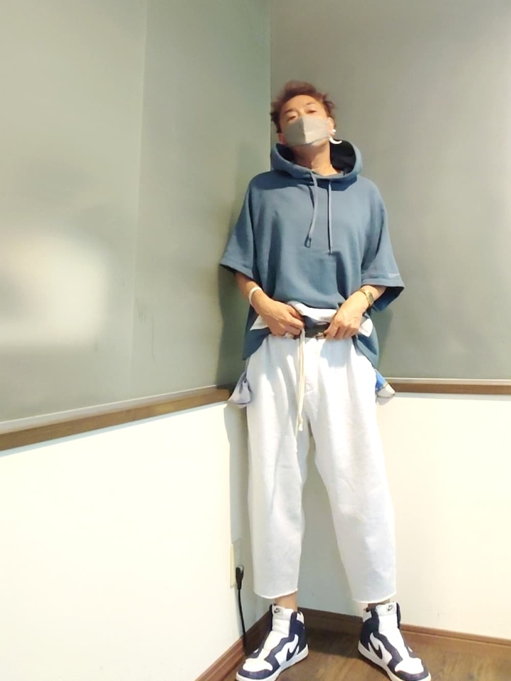 ブルー系のパーカー、グレー系のスウェットパンツ、ホワイト系のスニーカーを着用したメンズの秋コーディネートの3枚目の写真