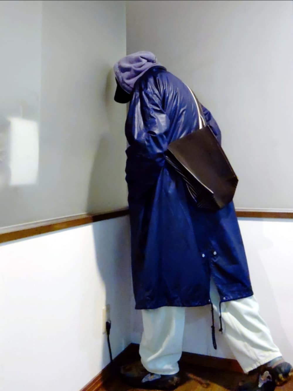 パープル系のパーカー、ブルー系のモッズコート、ブルー系のデニムパンツを着用したメンズの冬コーディネートの4枚目の写真