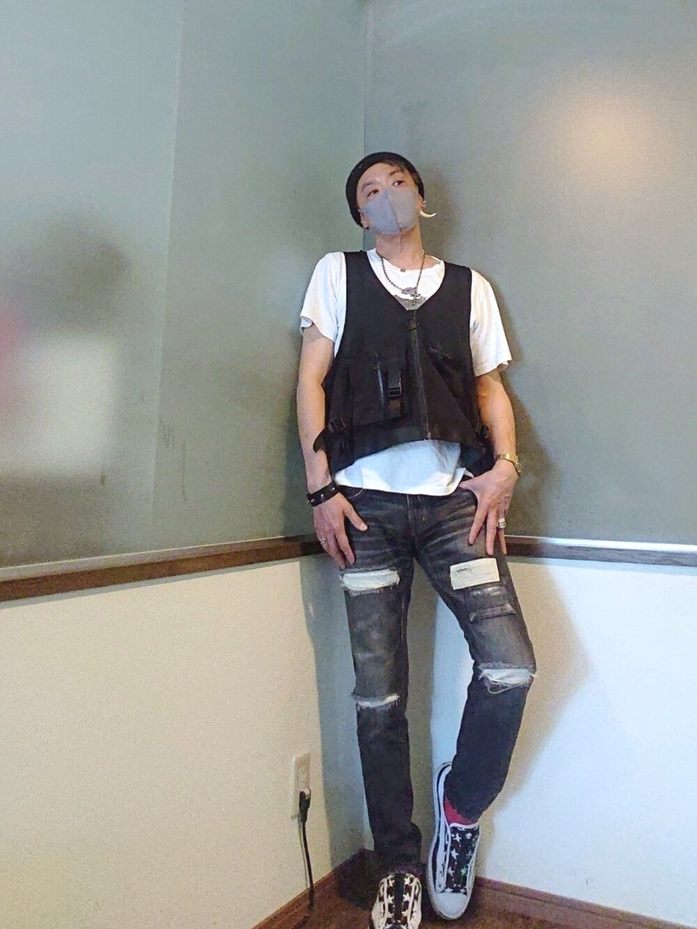 ブラック系のベスト、ホワイト系のTシャツ/カットソー、ブラック系のデニムパンツを着用したメンズの夏コーディネートの3枚目の写真