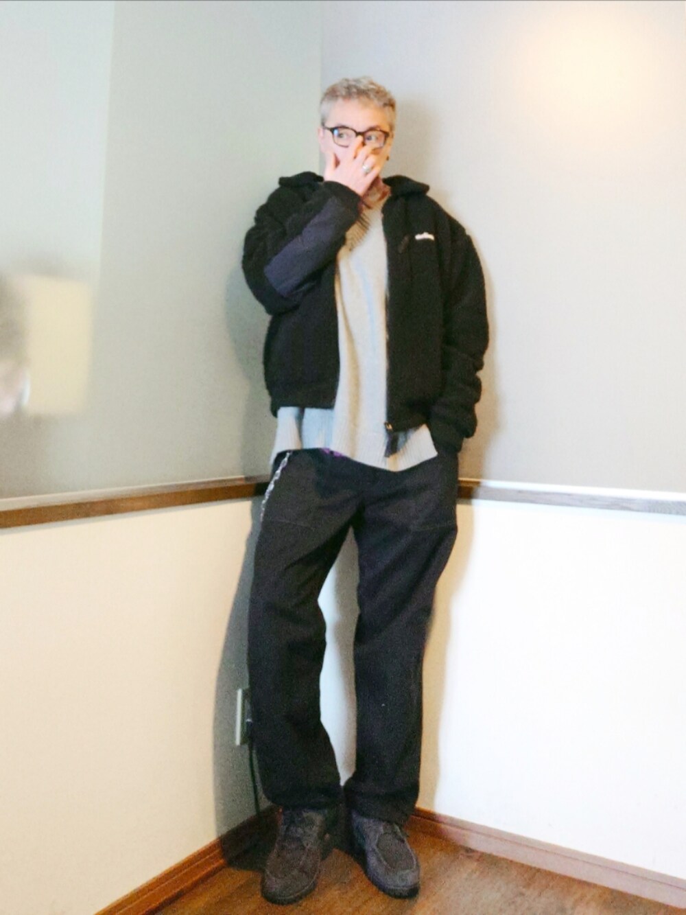 ブラック系のブルゾン、グレー系のベスト、レッド系のシャツ/ブラウスを着用したメンズの春コーディネートの2枚目の写真