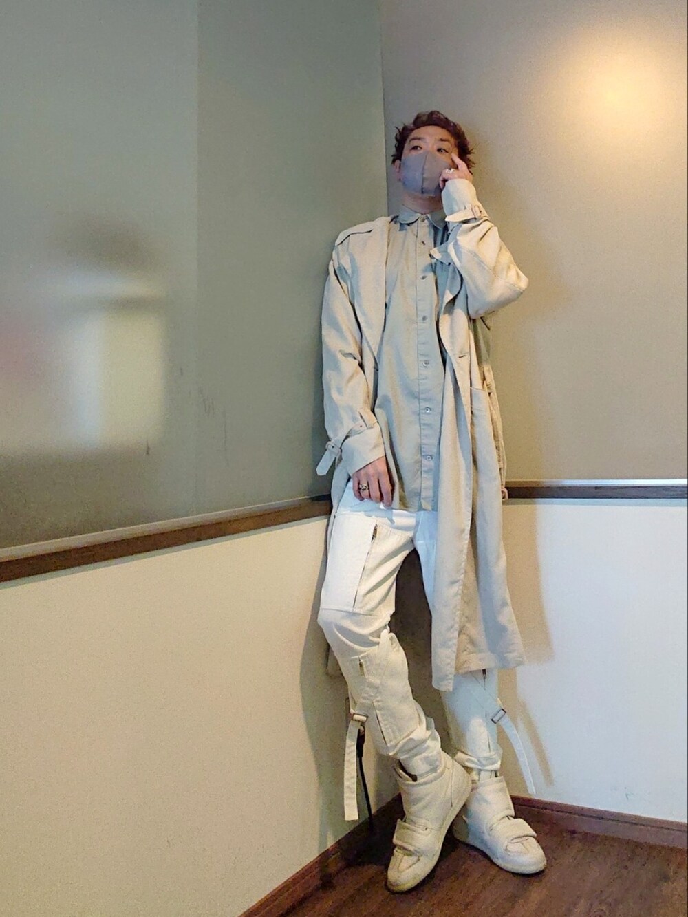 ホワイト系のトレンチコート、グレー系のシャツ/ブラウス、ホワイト系のその他パンツを着用したメンズの春コーディネートの2枚目の写真