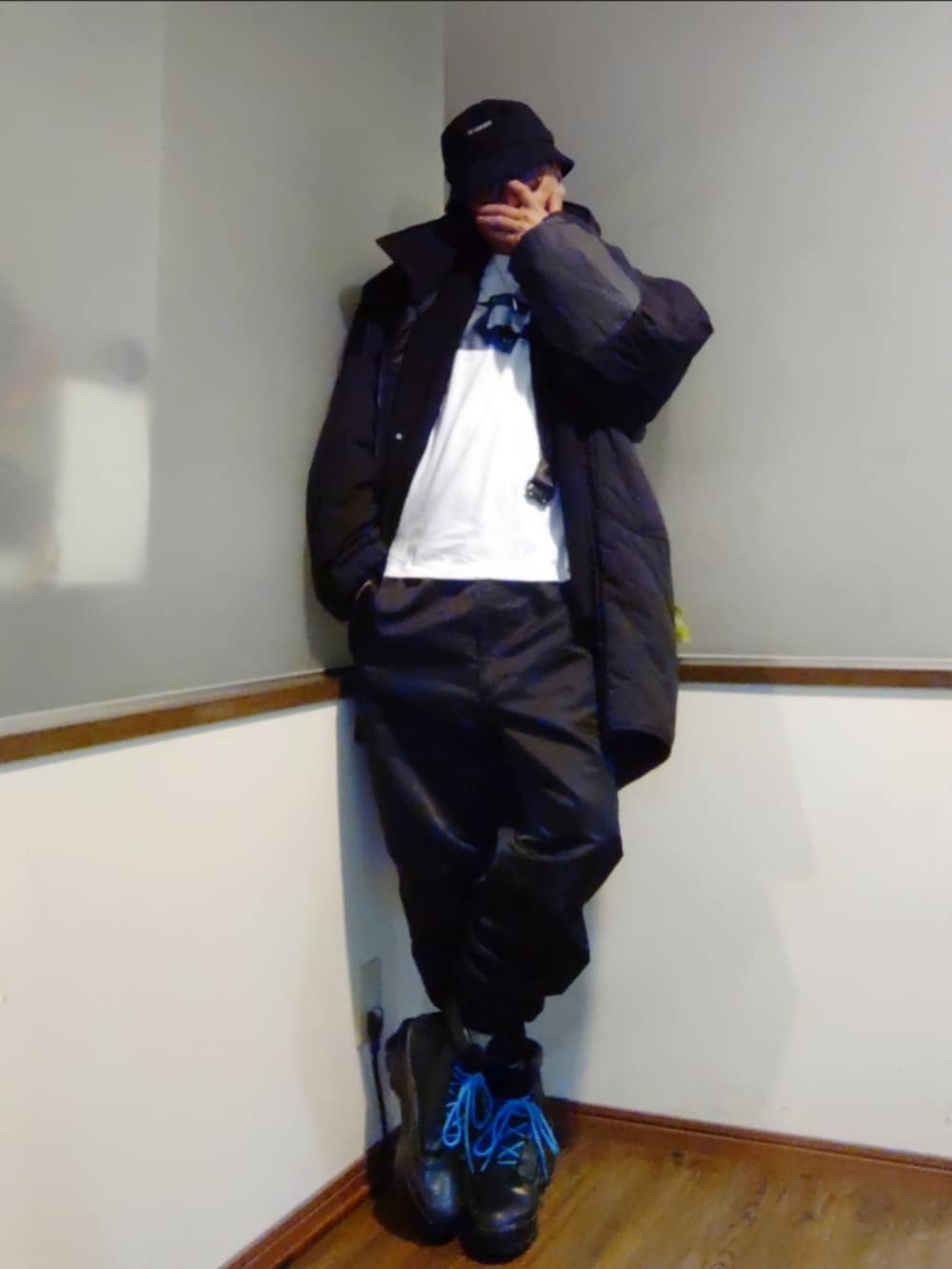 ブラック系のダウンジャケット/コート、ブラック系のテーラードジャケット、ホワイト系のTシャツ/カットソーを着用したメンズの冬コーディネートの2枚目の写真