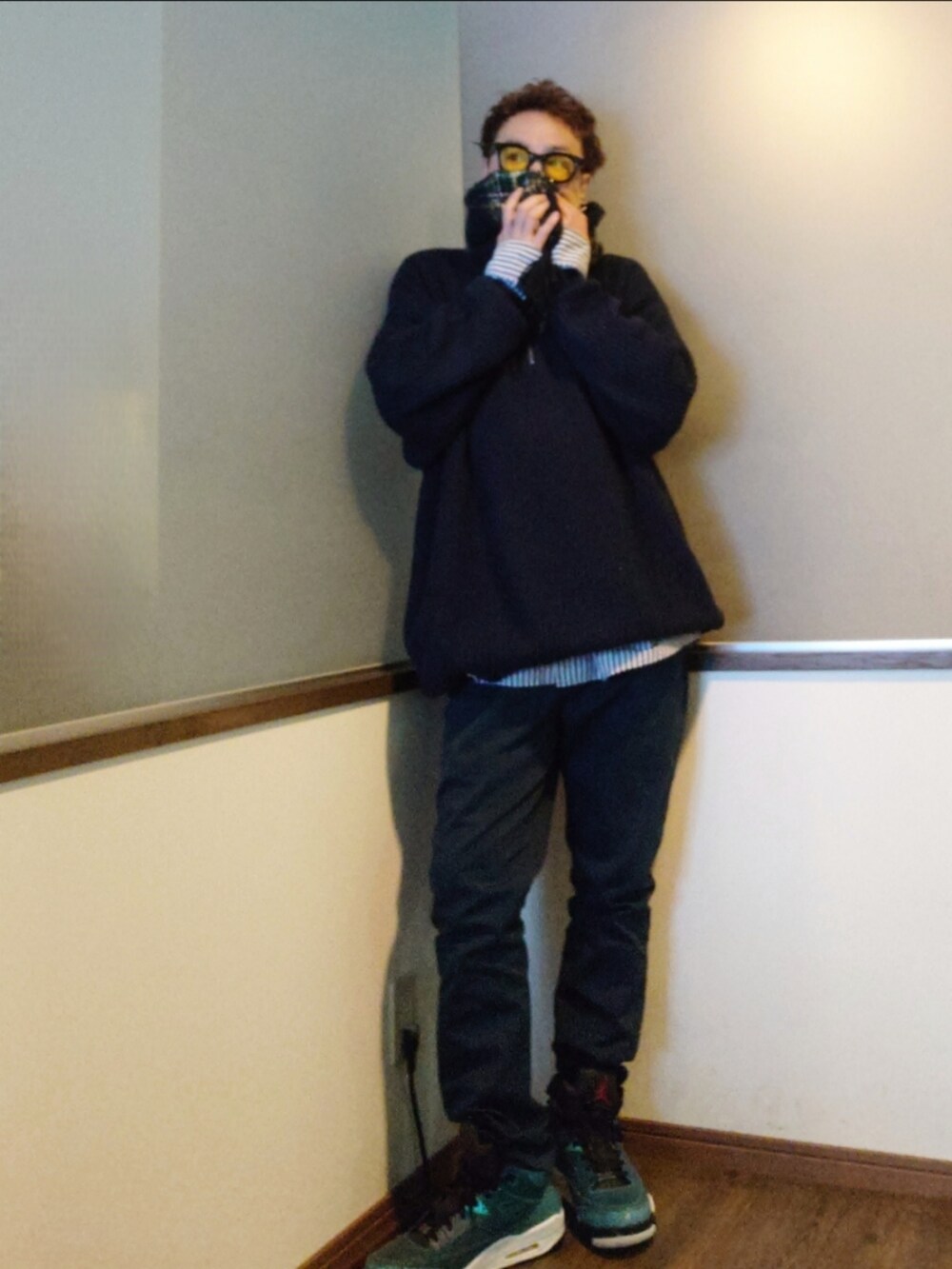 ブラック系のピーコート、ブルー系のニット/セーター、ブルー系のパンツを着用したメンズの冬コーディネートの2枚目の写真