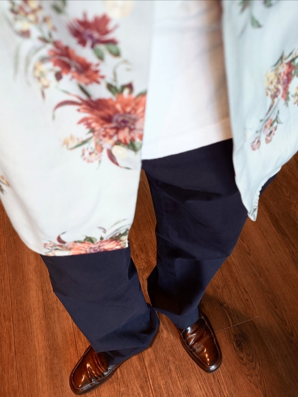 ブルー系のシャツ/ブラウス、ブルー系のスラックス、ブラウン系のドレスシューズを着用したメンズの夏コーディネートの2枚目の写真