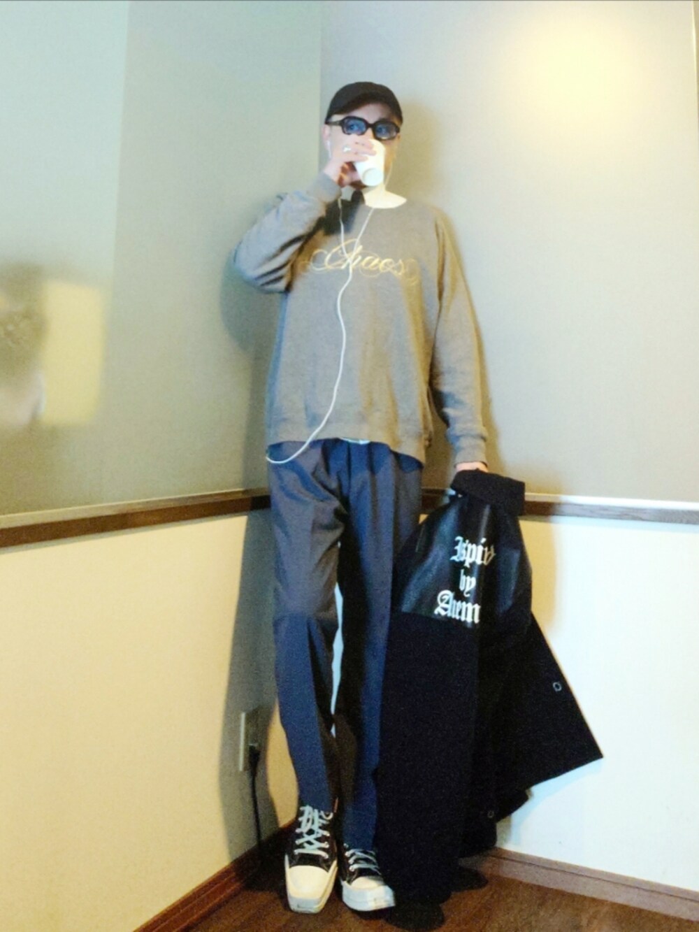 ブルー系のその他アウター、グレー系のスウェット、ブルー系のネクタイを着用したメンズの冬コーディネートの2枚目の写真