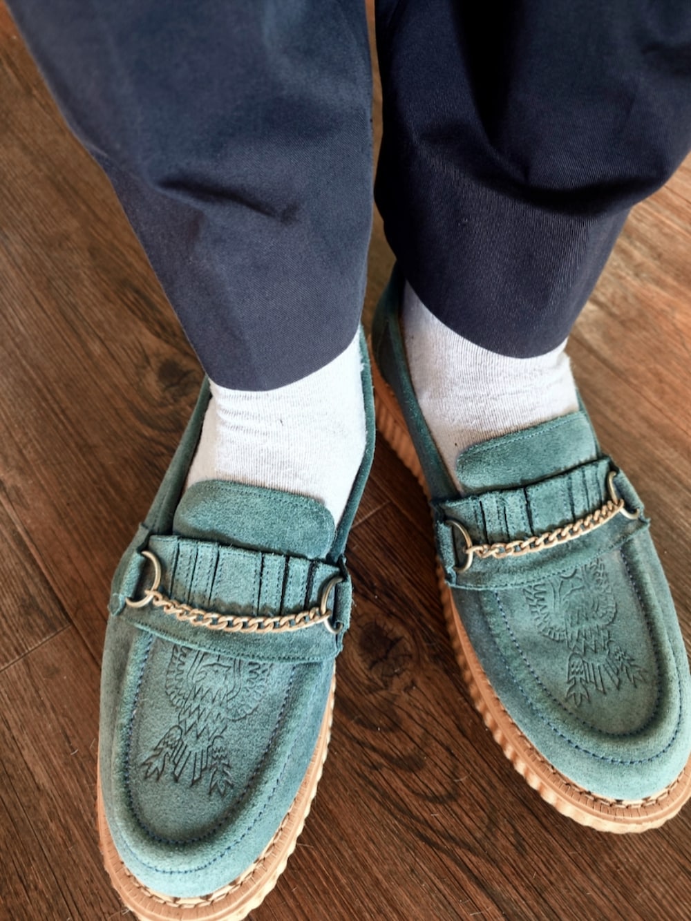 グレー系のスタジャン、グレー系のスラックス、ブルー系のローファーを着用したメンズの春コーディネートの3枚目の写真